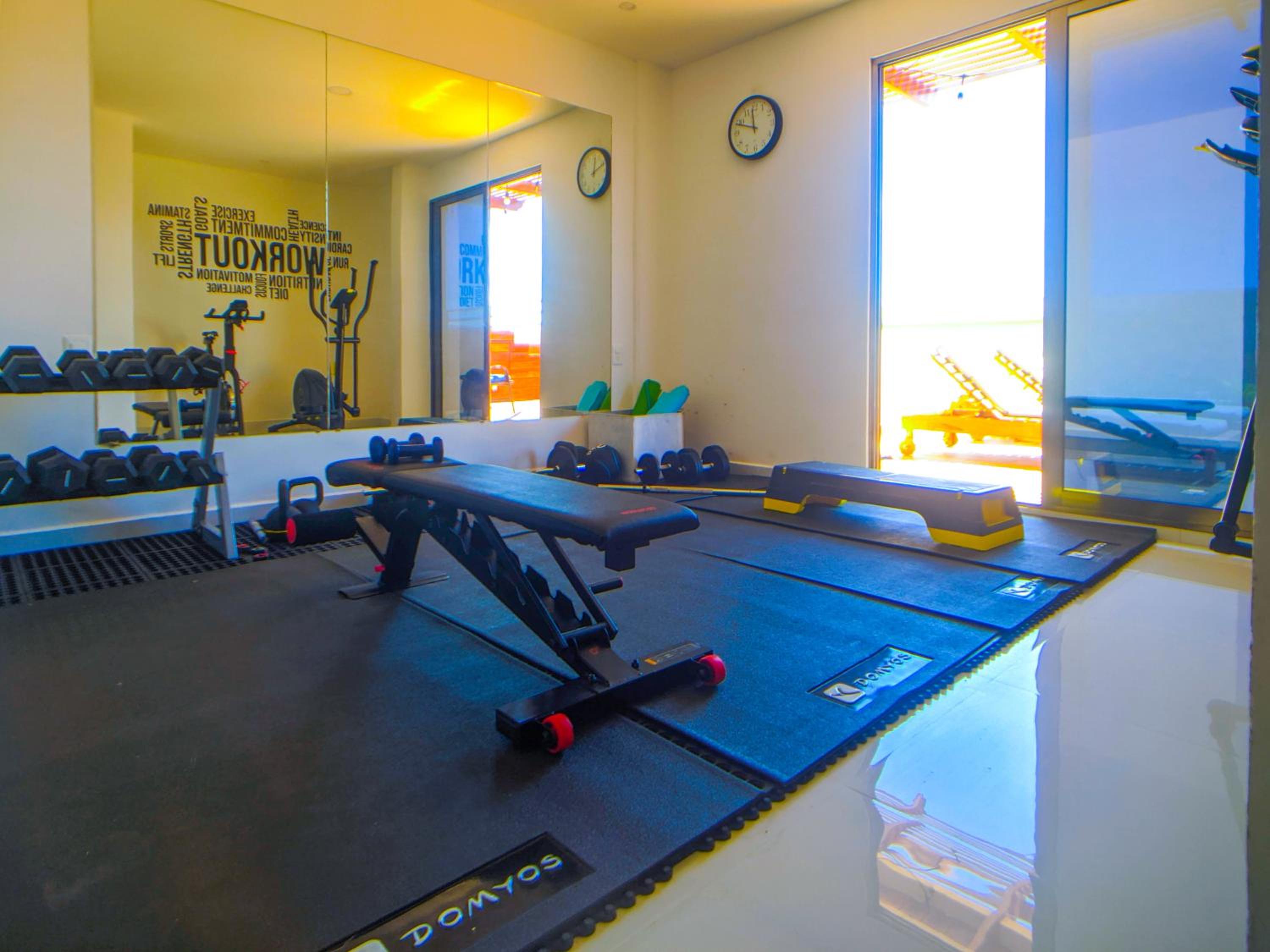 Romantic Escape 1 Bedroom 500m from Beach with King Bed Pool Gym Fast WiFi 305
