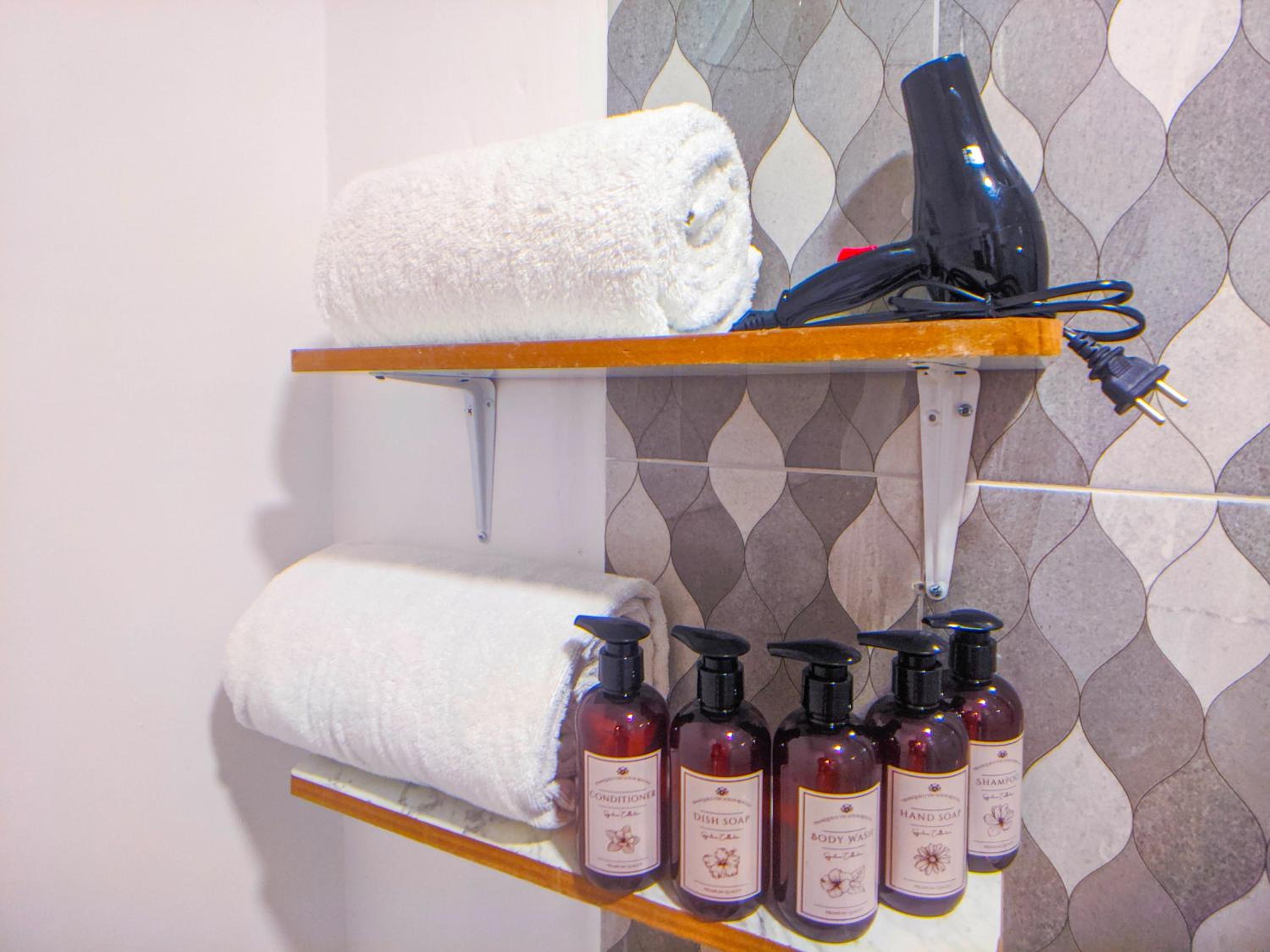 Romantic Escape 1 Bedroom 500m from Beach King Bed Pool Gym Fast WiFi 404
