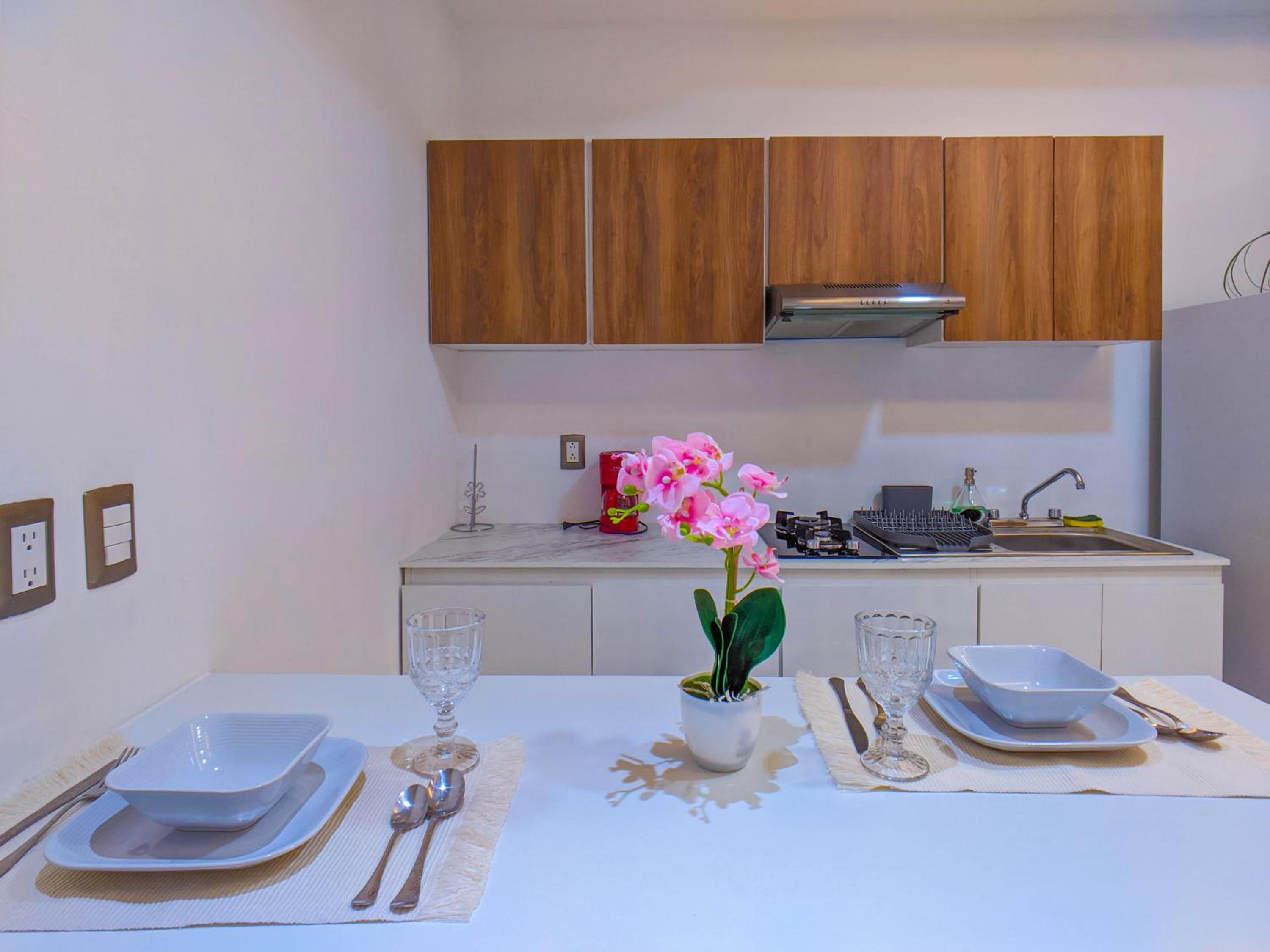 Peaceful Romantic Patio Suite 200m to Beach & 5th Ave Patio AC Fast WiFi Value Stay UVA16