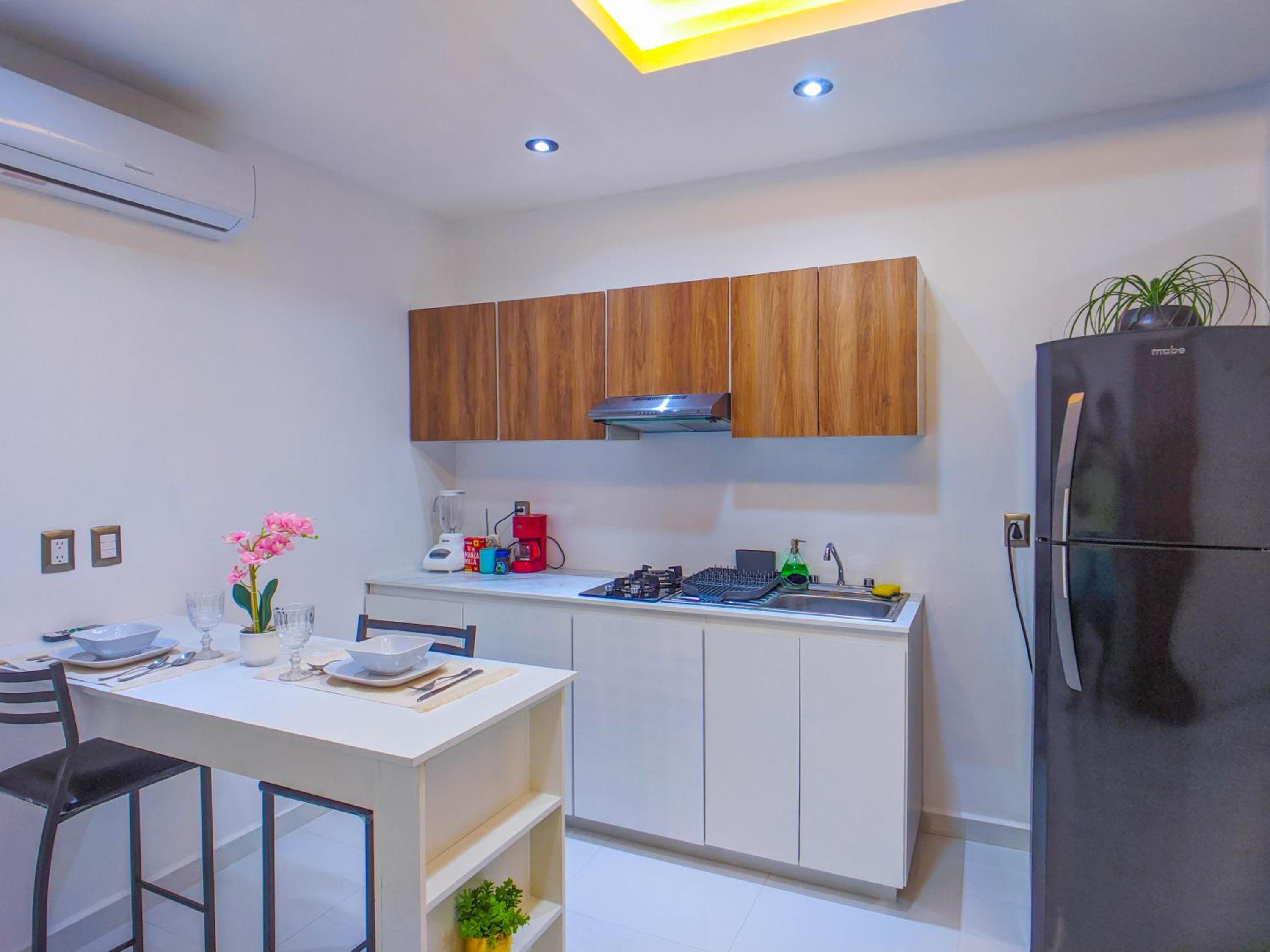 Peaceful Romantic Patio Suite 200m to Beach & 5th Ave Patio AC Fast WiFi Value Stay UVA16