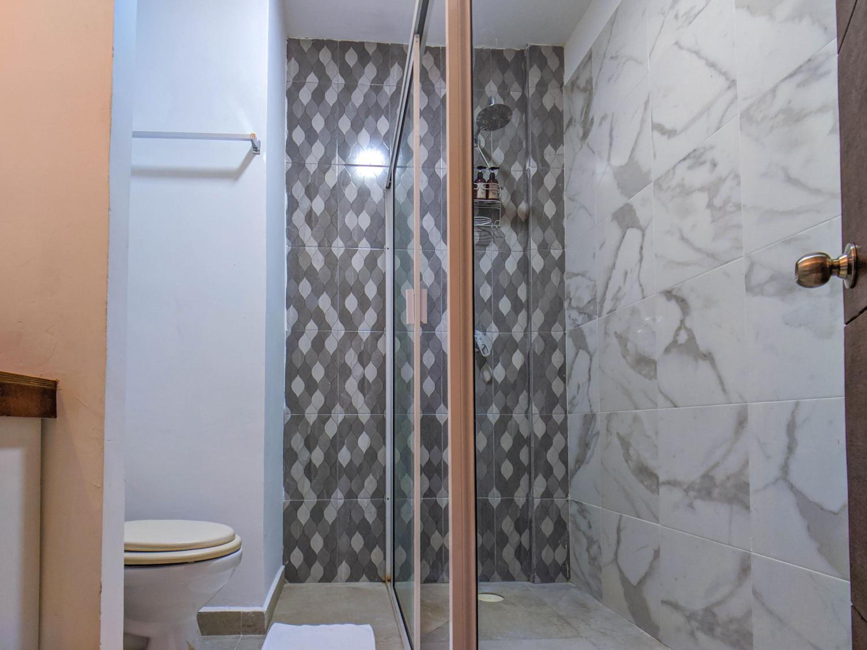 Peaceful Romantic Patio Suite 200m to Beach & 5th Ave Patio AC Fast WiFi Value Stay UVA16