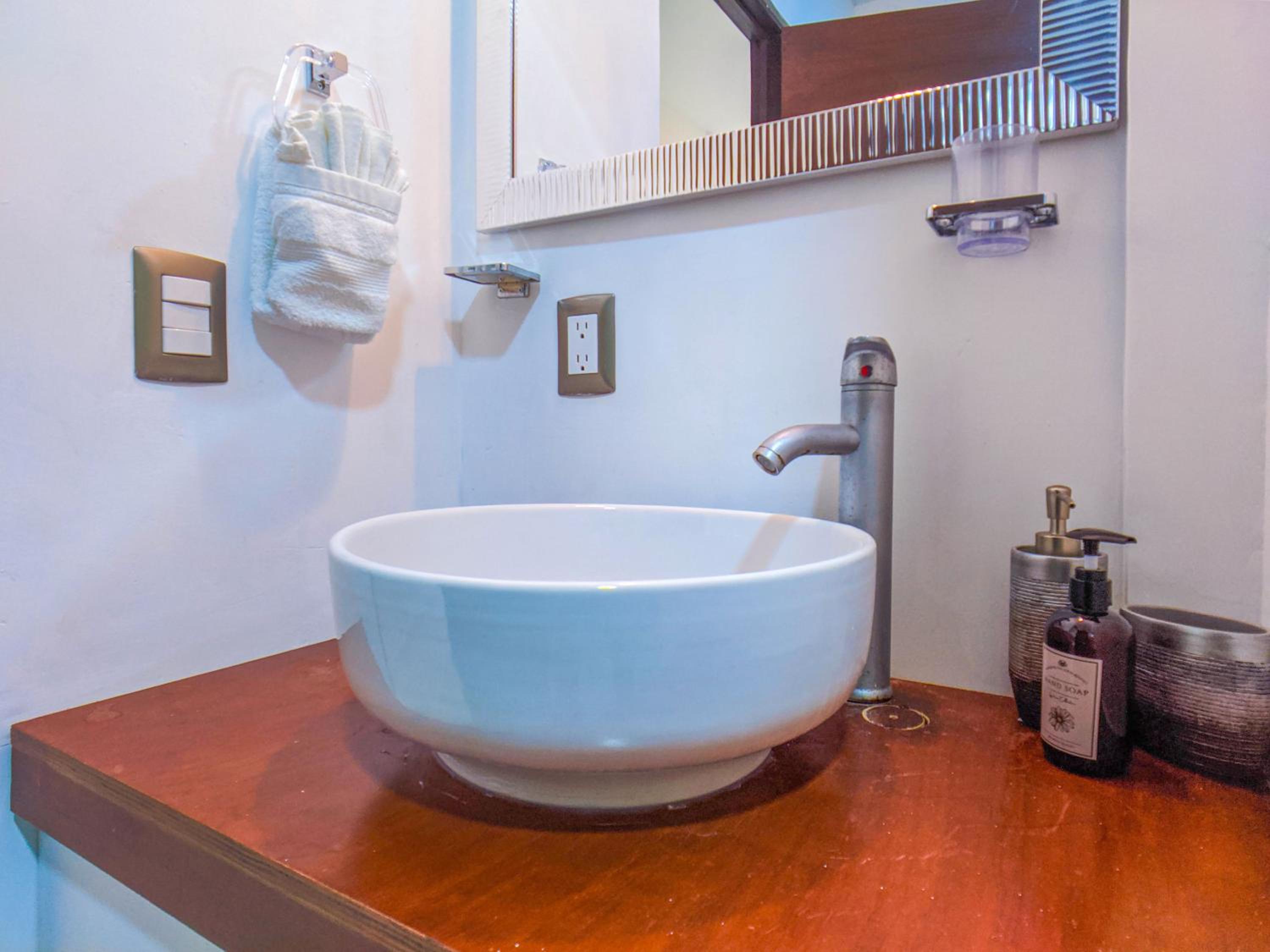 Peaceful Romantic Patio Suite 200m to Beach & 5th Ave Patio AC Fast WiFi Value Stay UVA16