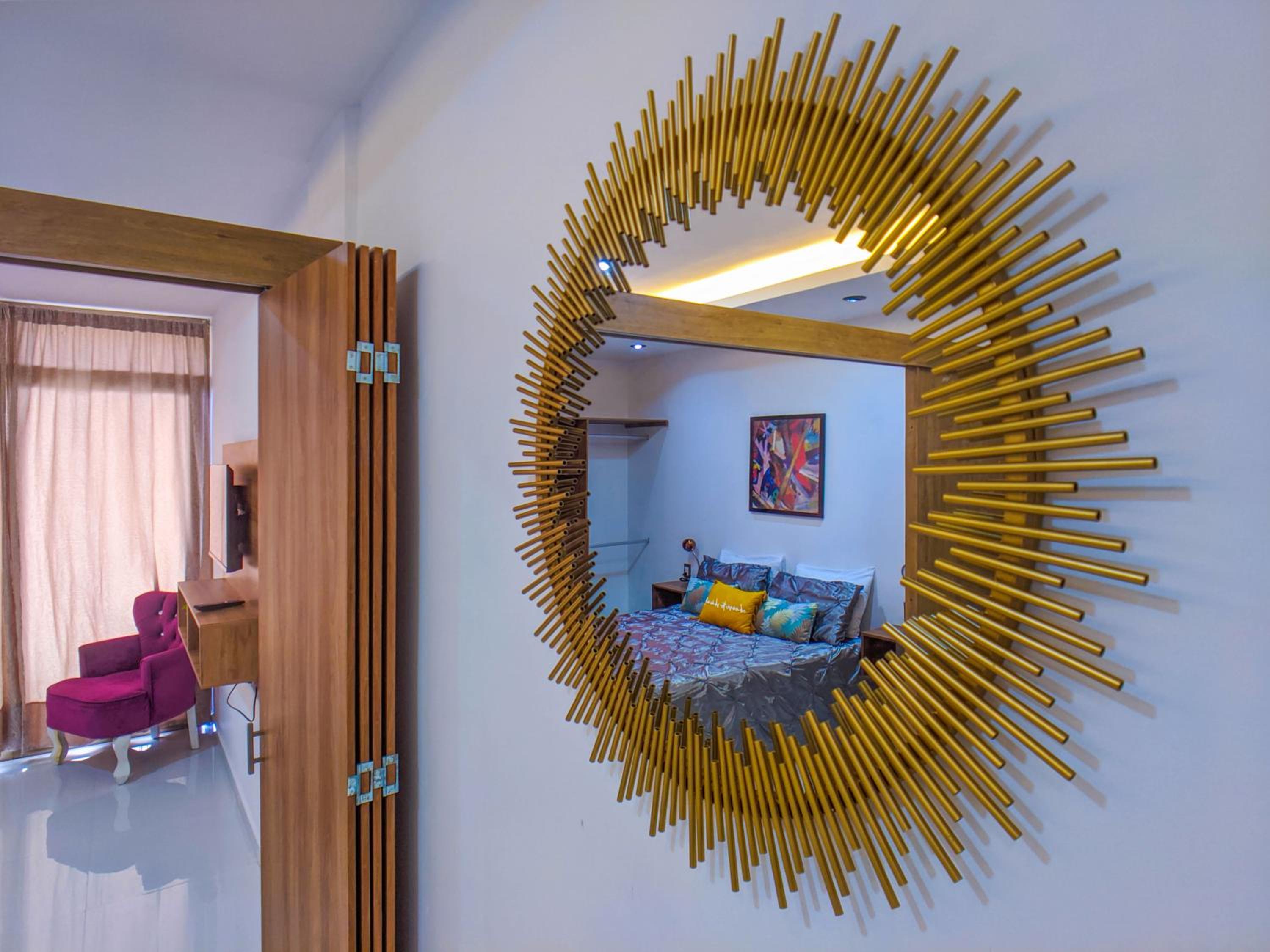 Peaceful Romantic Patio Suite 200m to Beach & 5th Ave Patio AC Fast WiFi Value Stay UVA16