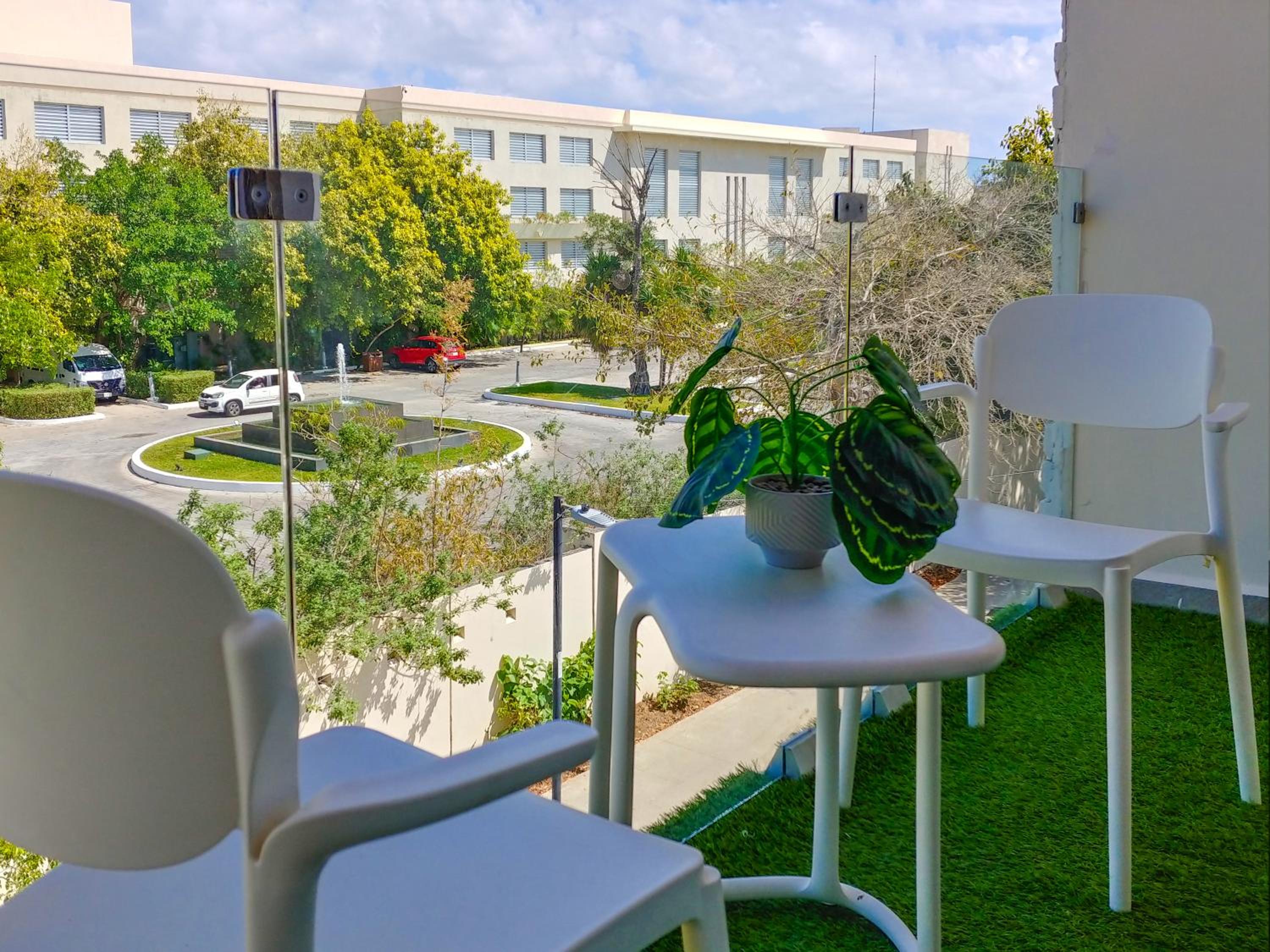 Peaceful Romantic Patio Suite 200m to Beach & 5th Ave Patio AC Fast WiFi Value Stay UVA16