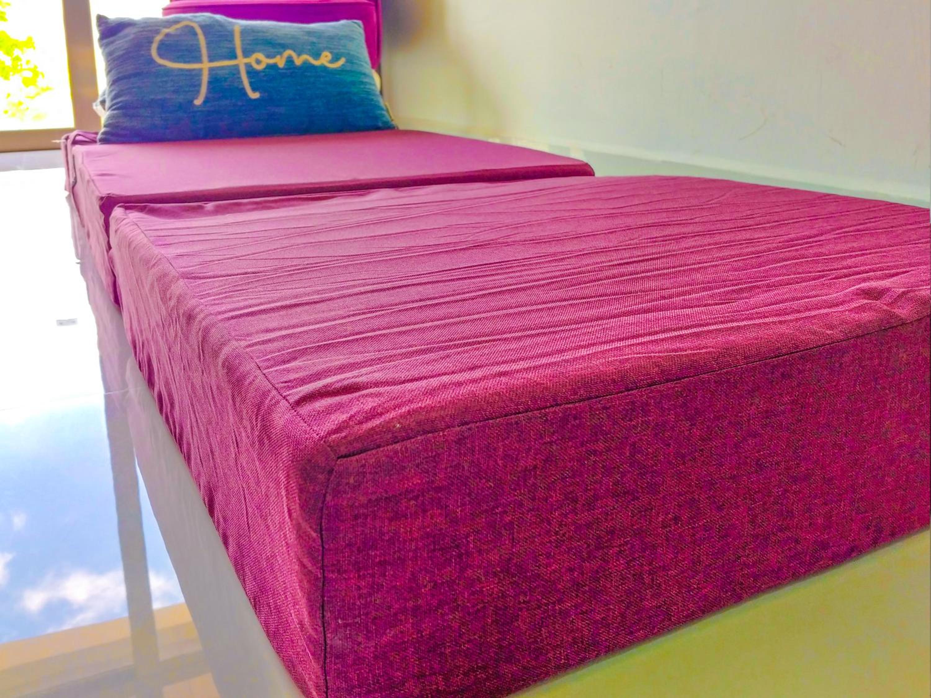 Peaceful Romantic Patio Suite 200m to Beach & 5th Ave Patio AC Fast WiFi Value Stay UVA16