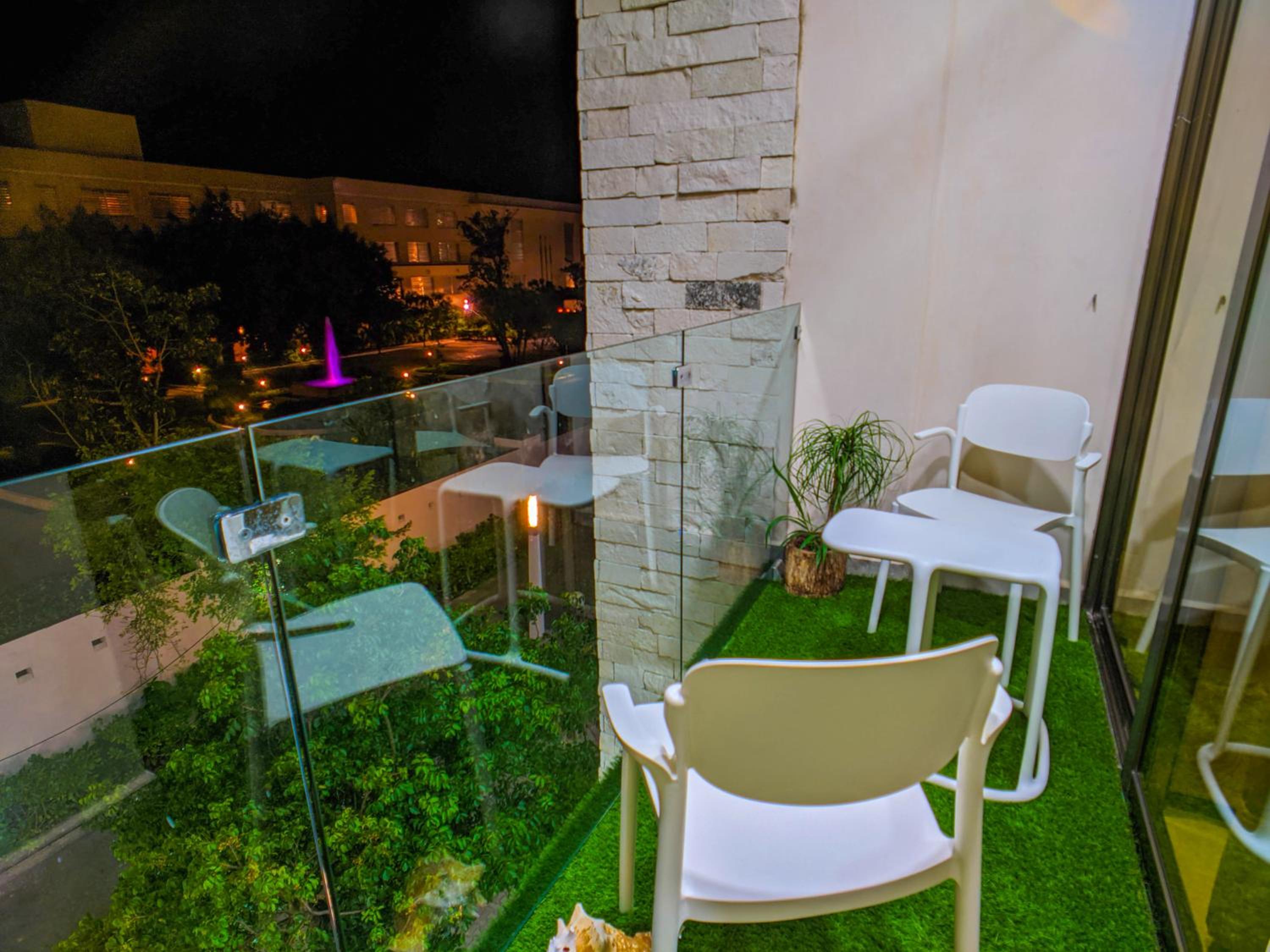 Peaceful Romantic Patio Suite 200m to Beach & 5th Ave Patio AC Fast WiFi Value Stay UVA16