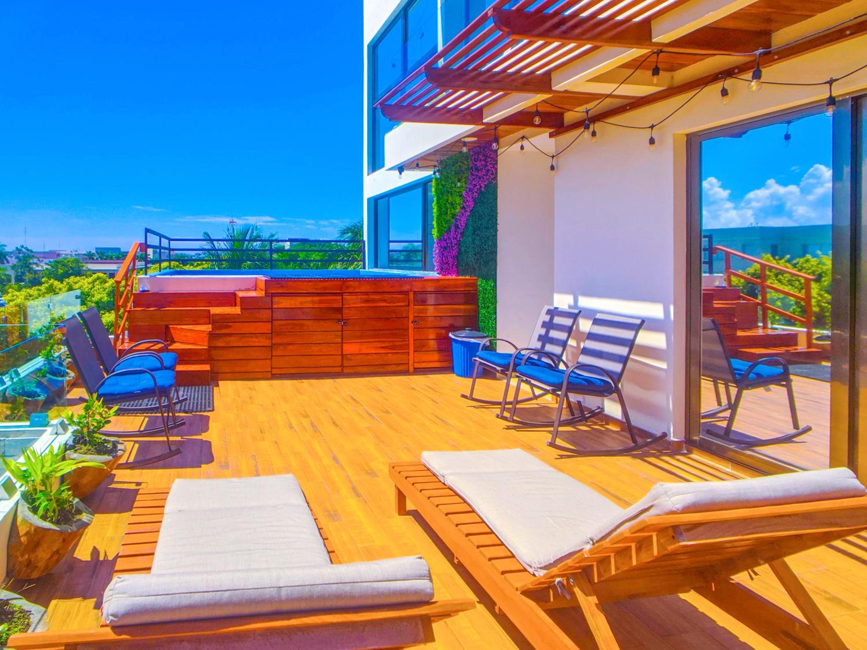 Peaceful Romantic Patio Suite 200m to Beach & 5th Ave Patio AC Fast WiFi Value Stay UVA16