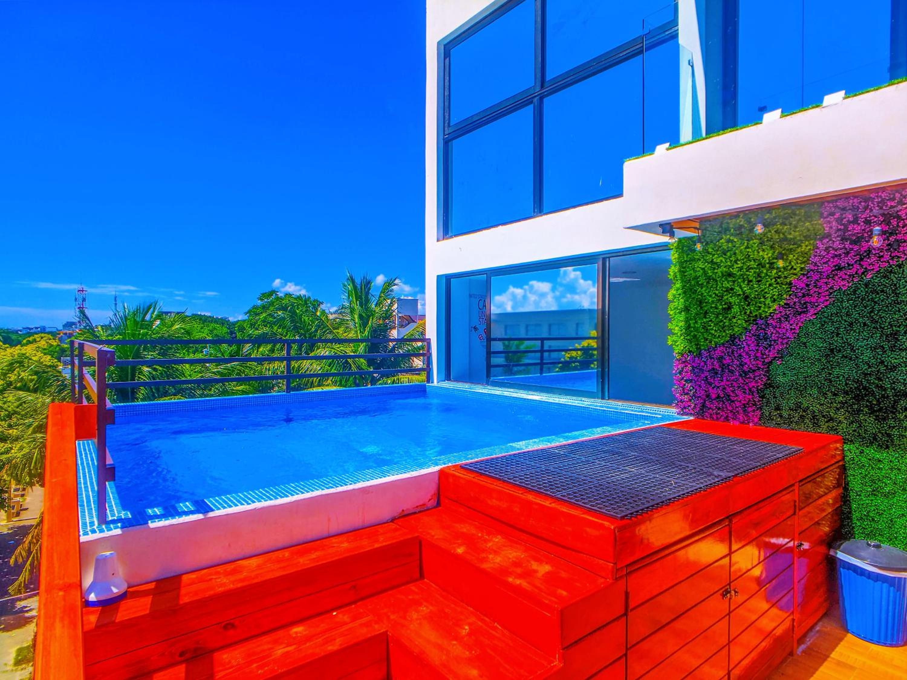 Peaceful Romantic Patio Suite 200m to Beach & 5th Ave Patio AC Fast WiFi Value Stay UVA16