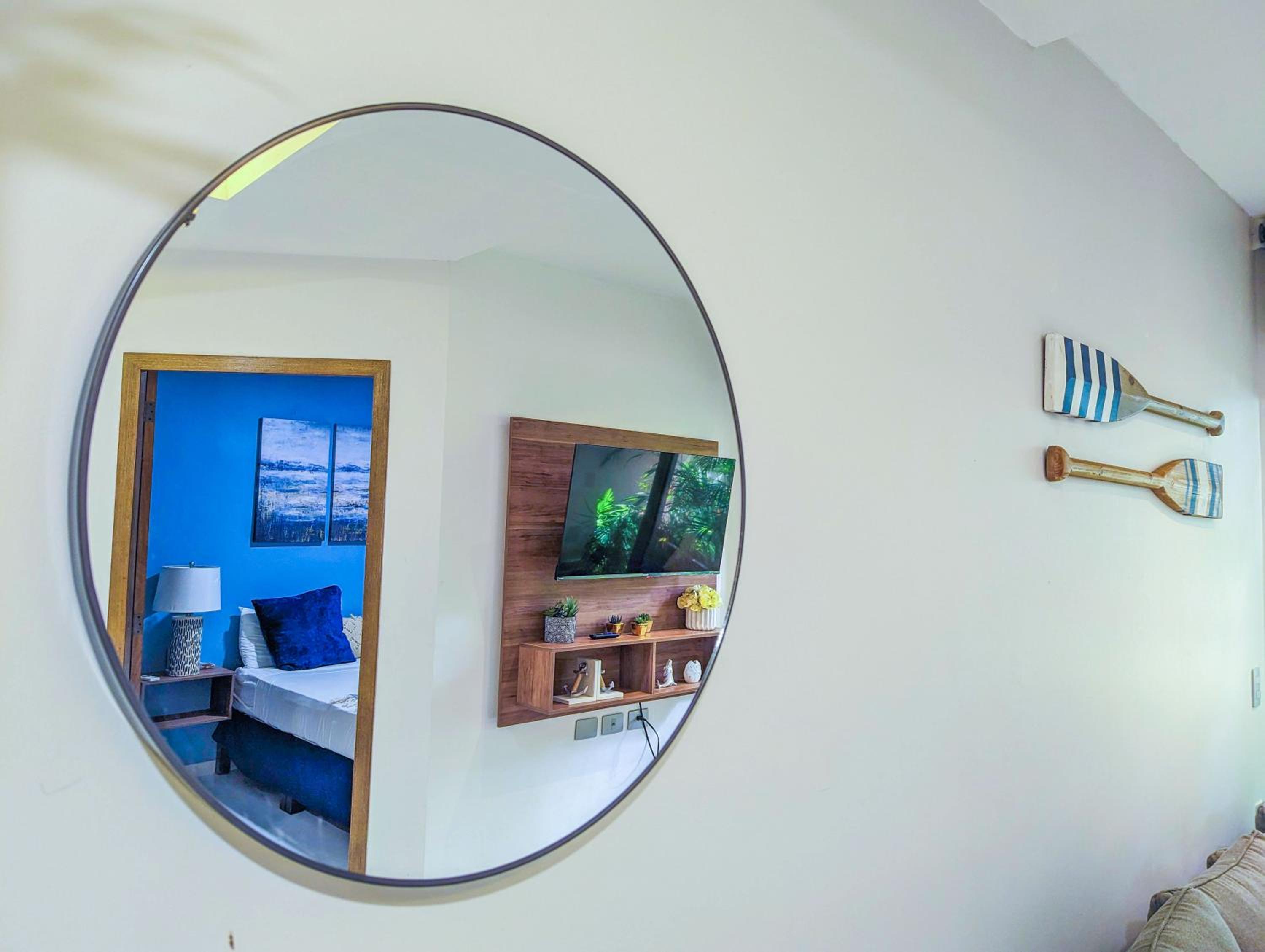 Great Value Two Private Apts Sleeps 6 Steps to Beach & 5th Ave Patio Fast WiFi AC UVA1116