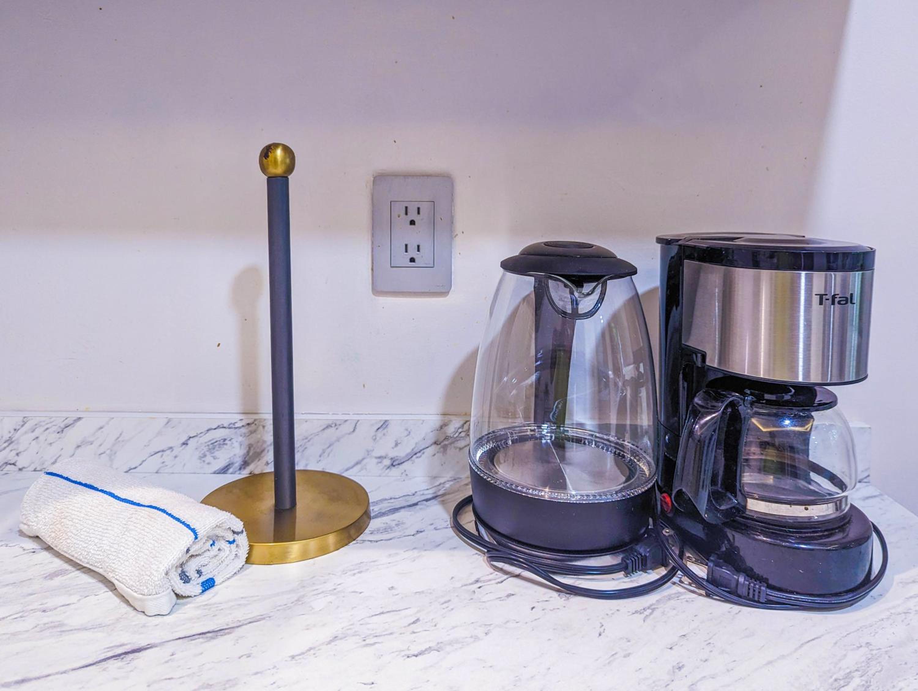 Great Value Two Private Apts Sleeps 6 Steps to Beach & 5th Ave Patio Fast WiFi AC UVA1116