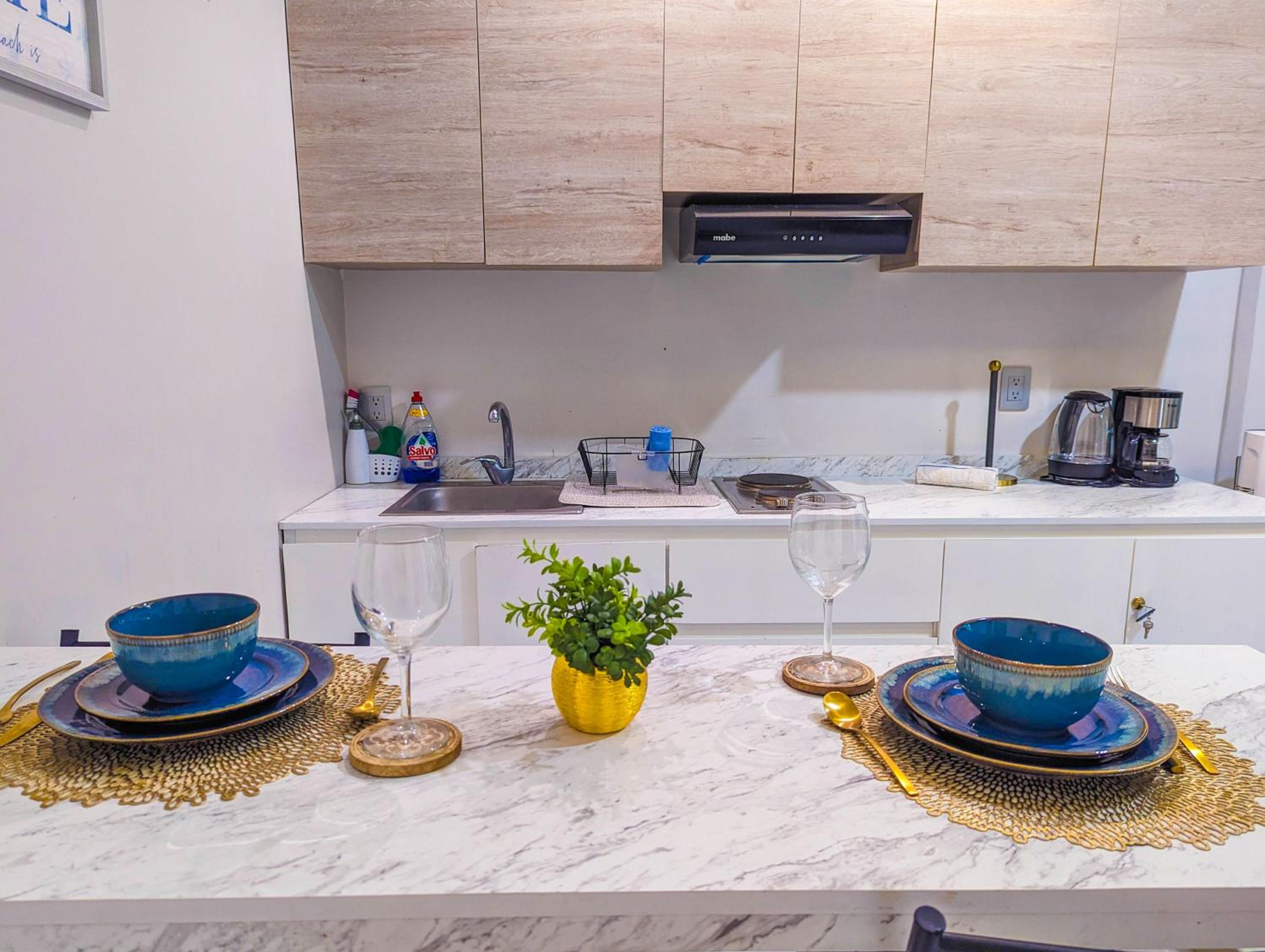 Great Value Two Private Apts Sleeps 6 Steps to Beach & 5th Ave Patio Fast WiFi AC UVA1116