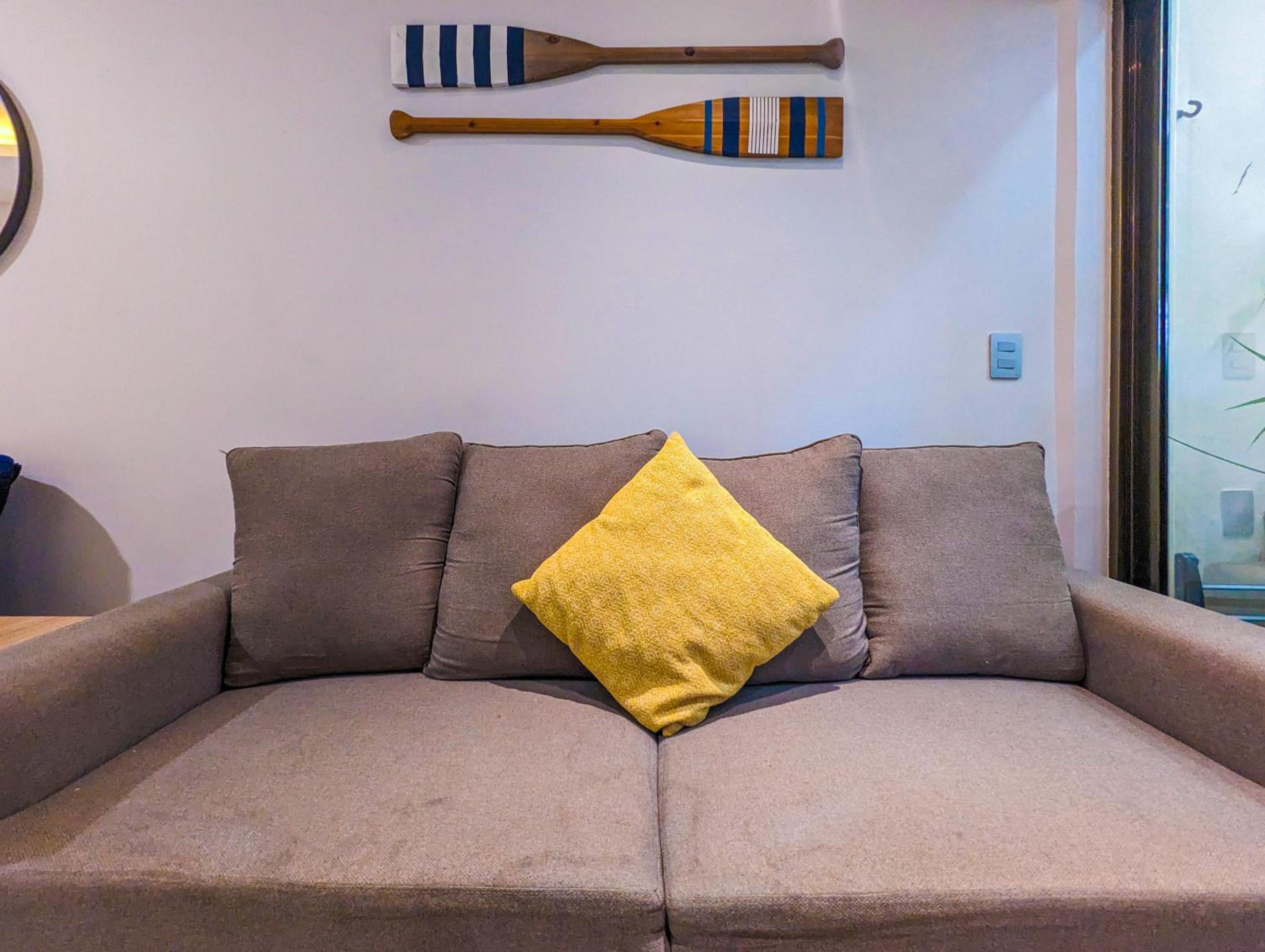 Great Value Two Private Apts Sleeps 6 Steps to Beach & 5th Ave Patio Fast WiFi AC UVA1116