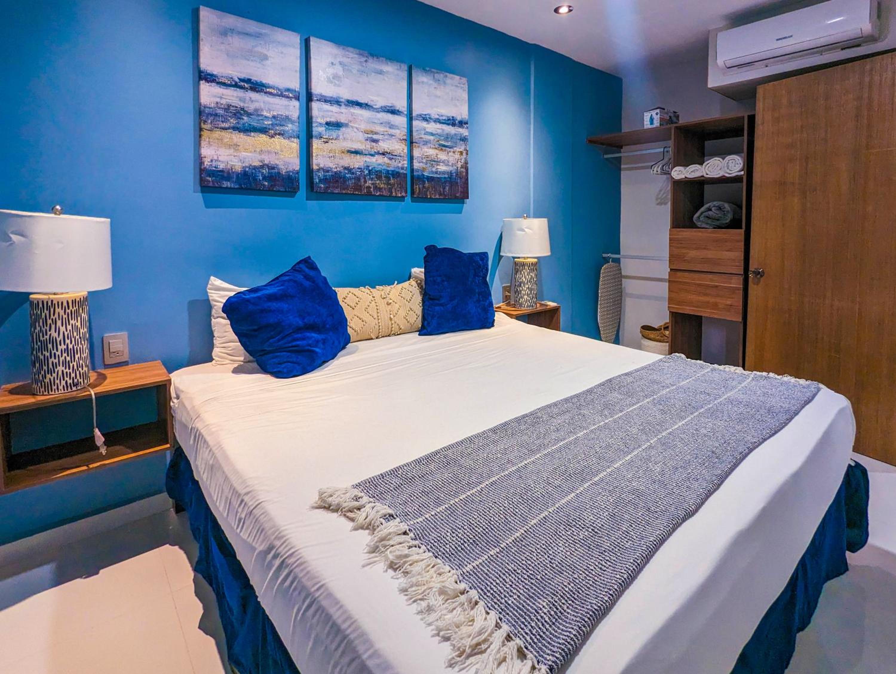 Great Value Two Private Apts Sleeps 6 Steps to Beach & 5th Ave Patio Fast WiFi AC UVA1116