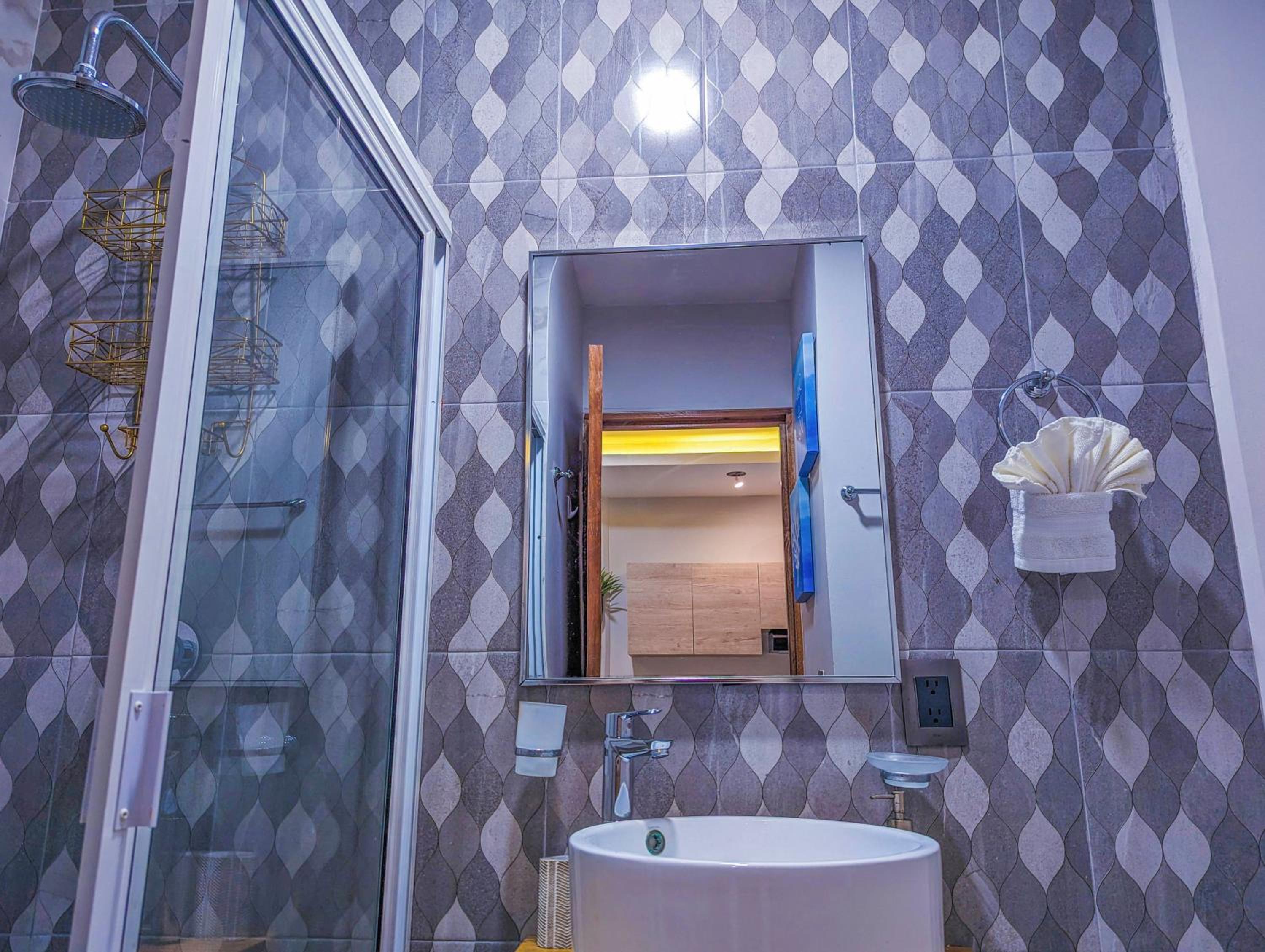 Great Value Two Private Apts Sleeps 6 Steps to Beach & 5th Ave Patio Fast WiFi AC UVA1116