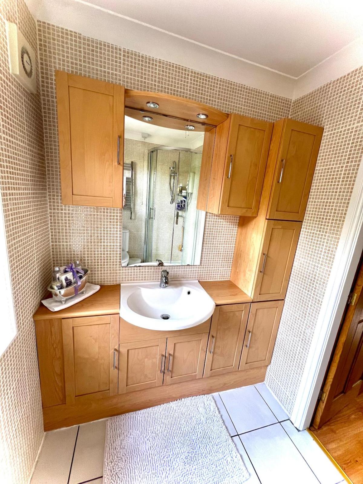 DAINTY HOME STAY - 6 BDR Contractors, Family & Group