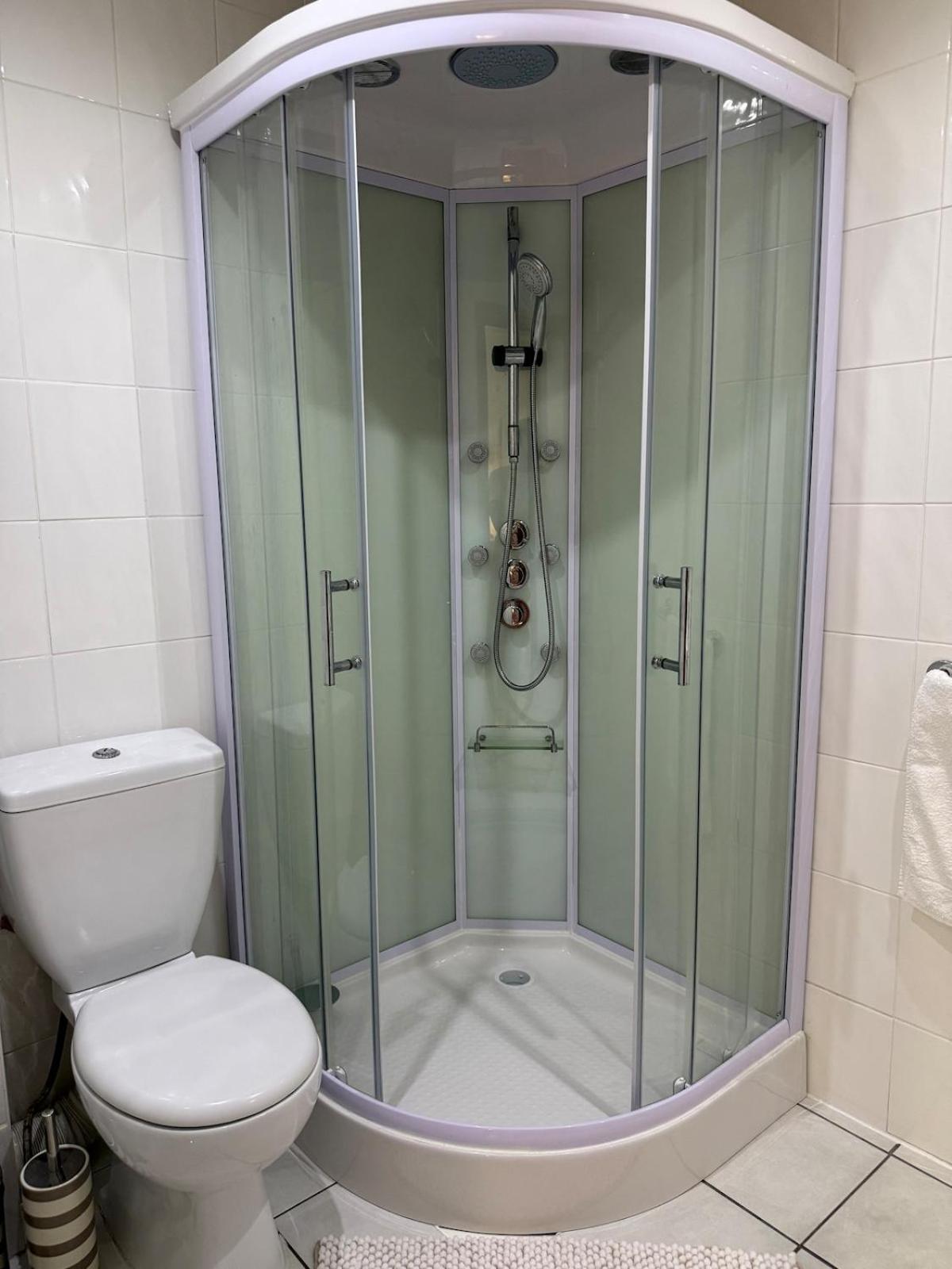 DAINTY HOME STAY - 6 BDR Contractors, Family & Group