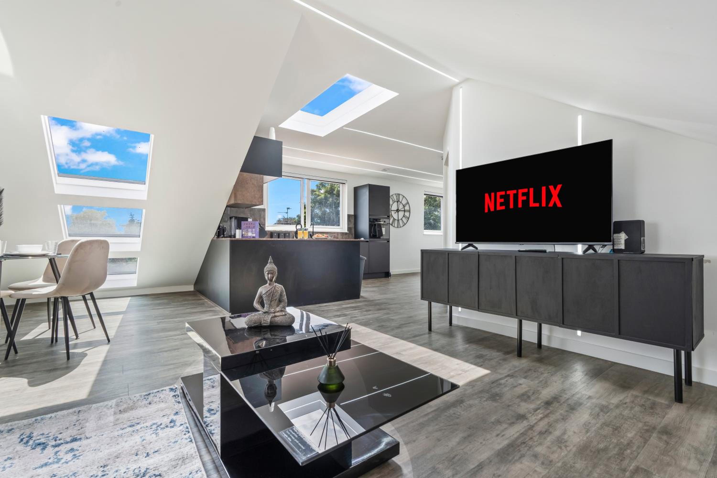 Luxury Top Floor Apt Free Parking
