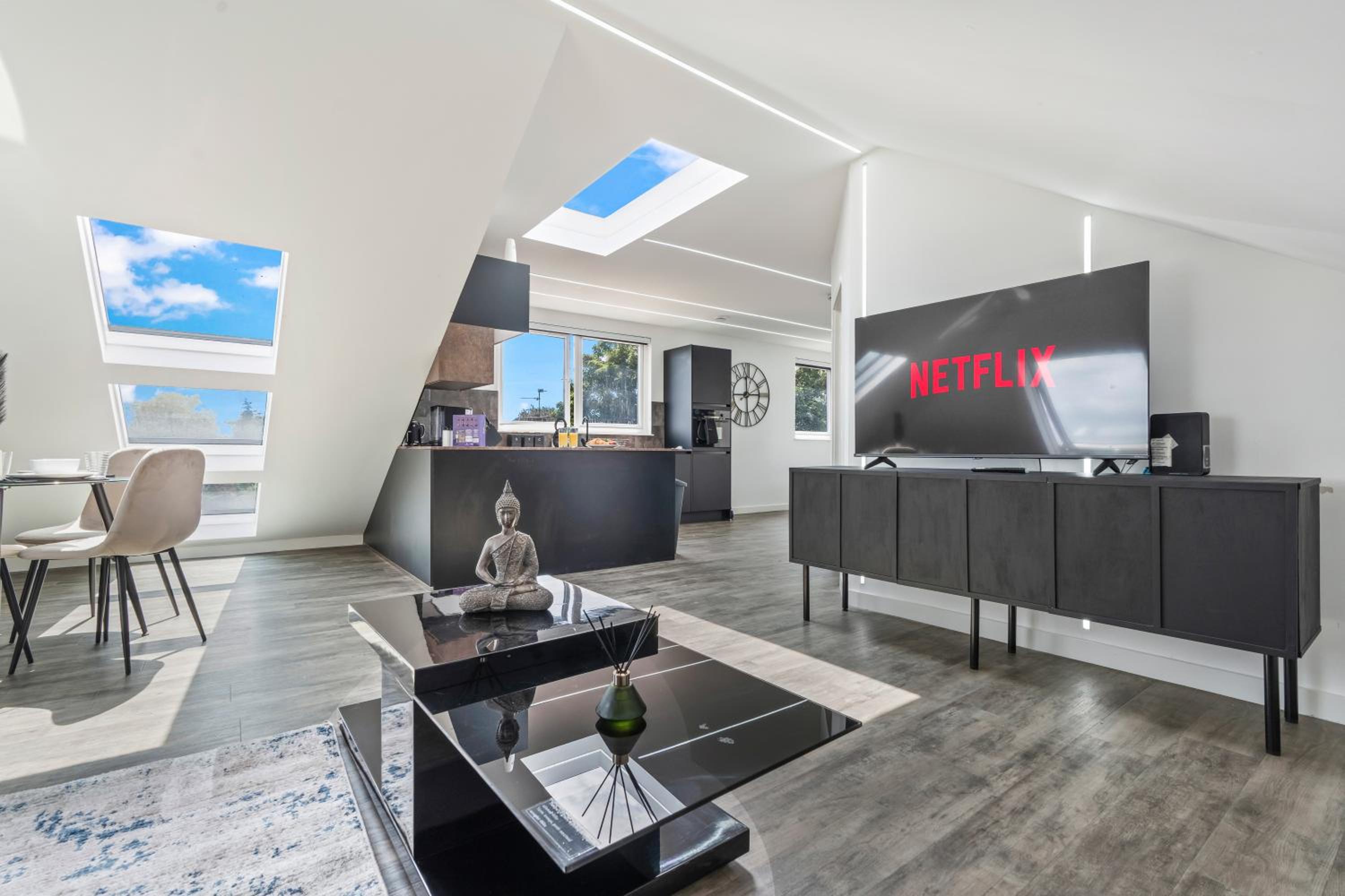 Luxury Top Floor Apt Free Parking