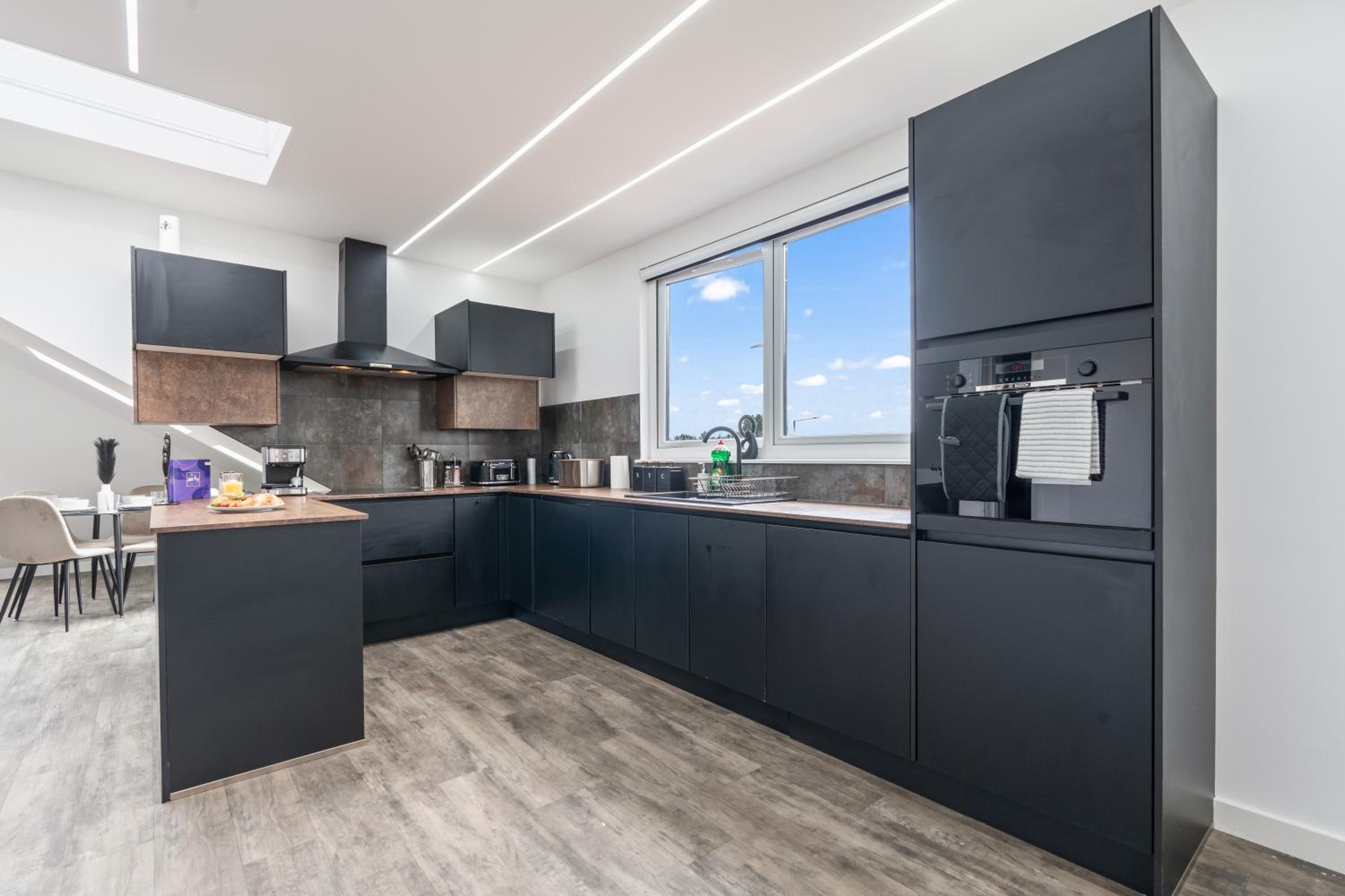 Luxury Top Floor Apt Free Parking