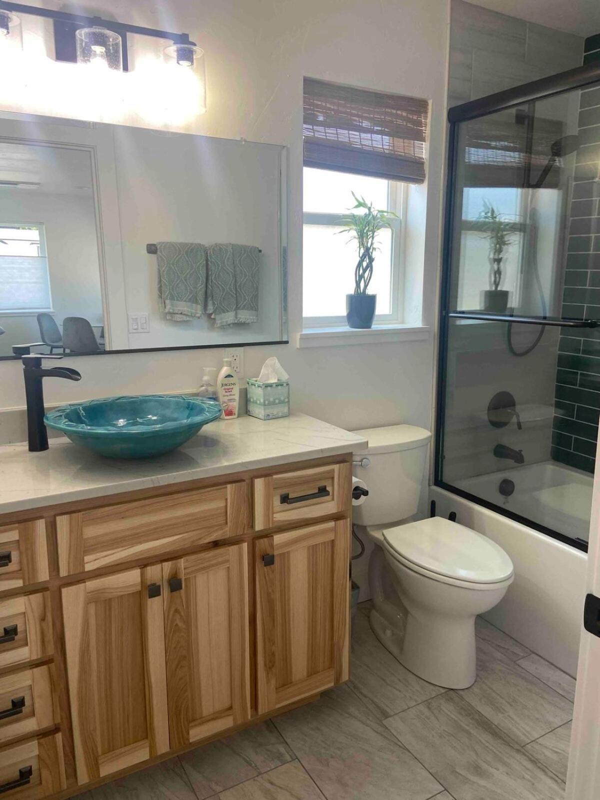 Newer Cozy Guest Cottage with Saltwater Spa!
