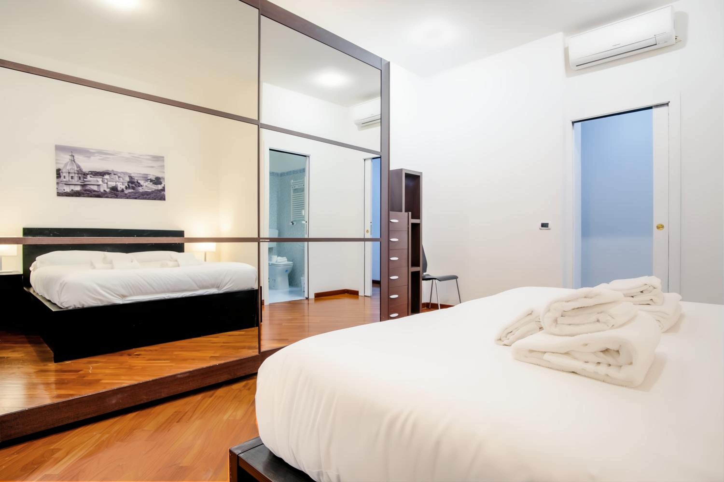 Elegantis San Giovanni Suite - Chic Apartment with Bathtub Near Historic Center, Metro & Tram Nearby