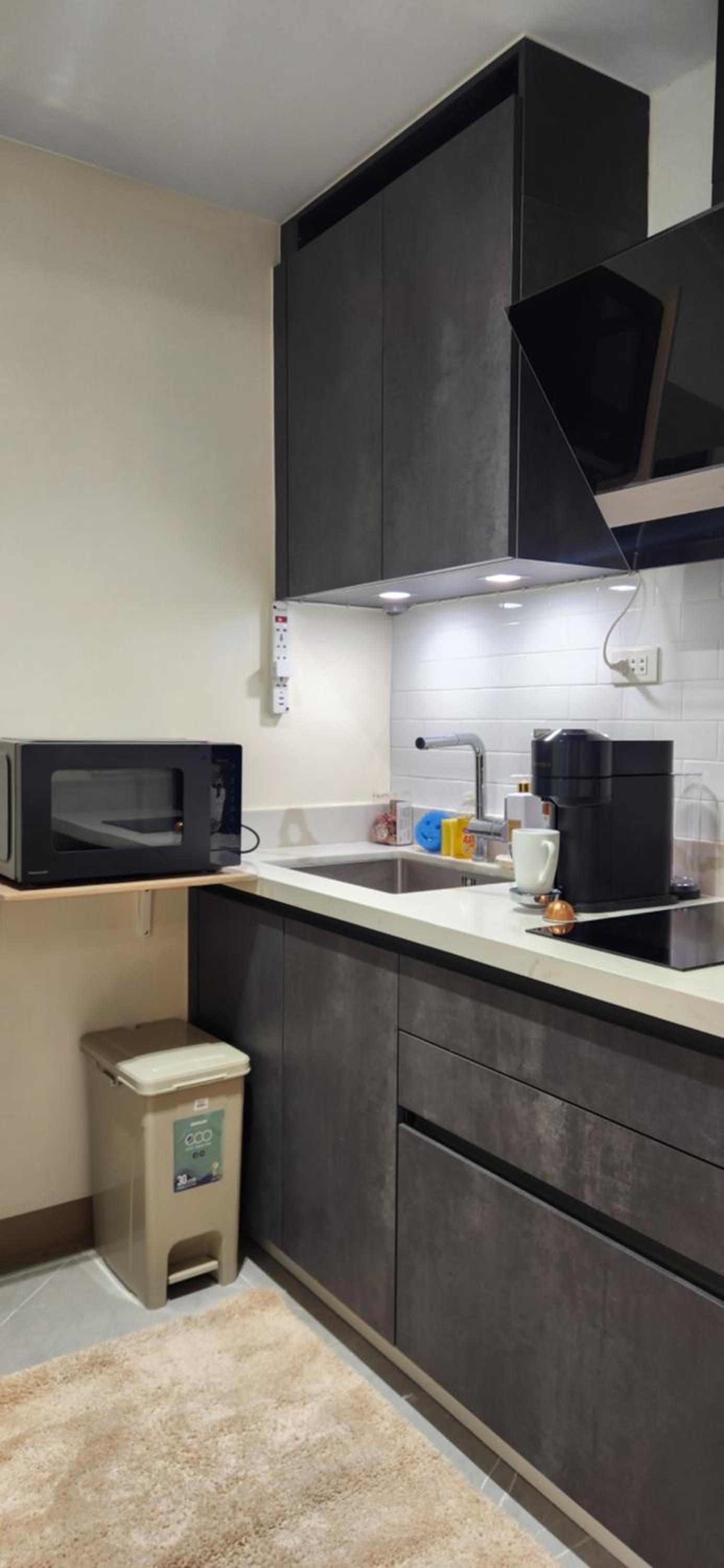 29c BGC Cozy Suite Steps Away From Major Malls with Paid Parking and Gym with Fast Wi-fi
