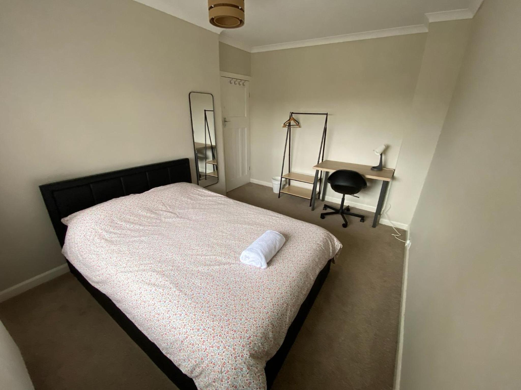 4 Bedroom Home, FREE Parking & Wi-Fi, Garden