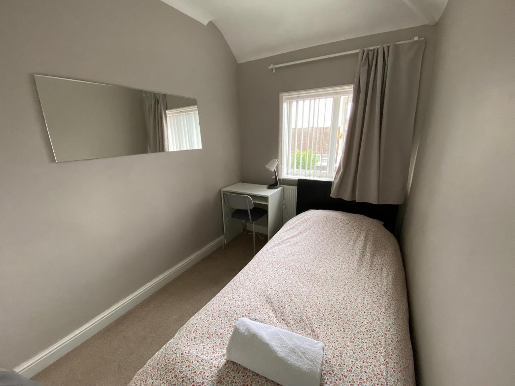 4 Bedroom Home, FREE Parking & Wi-Fi, Garden