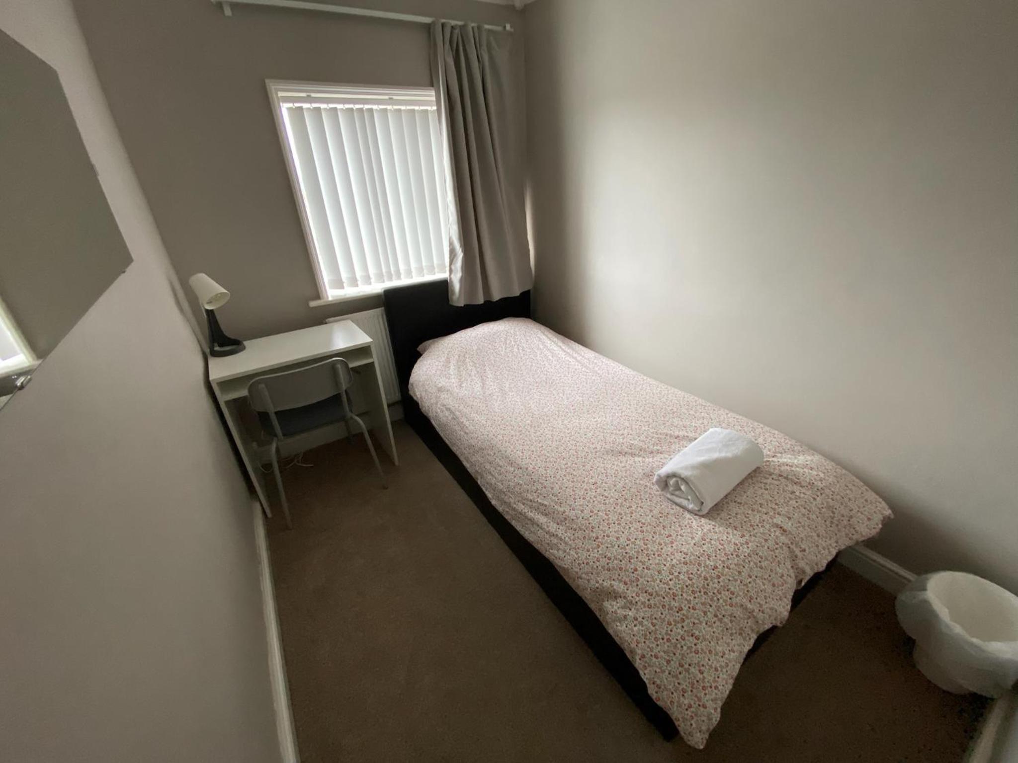 4 Bedroom Home, FREE Parking & Wi-Fi, Garden