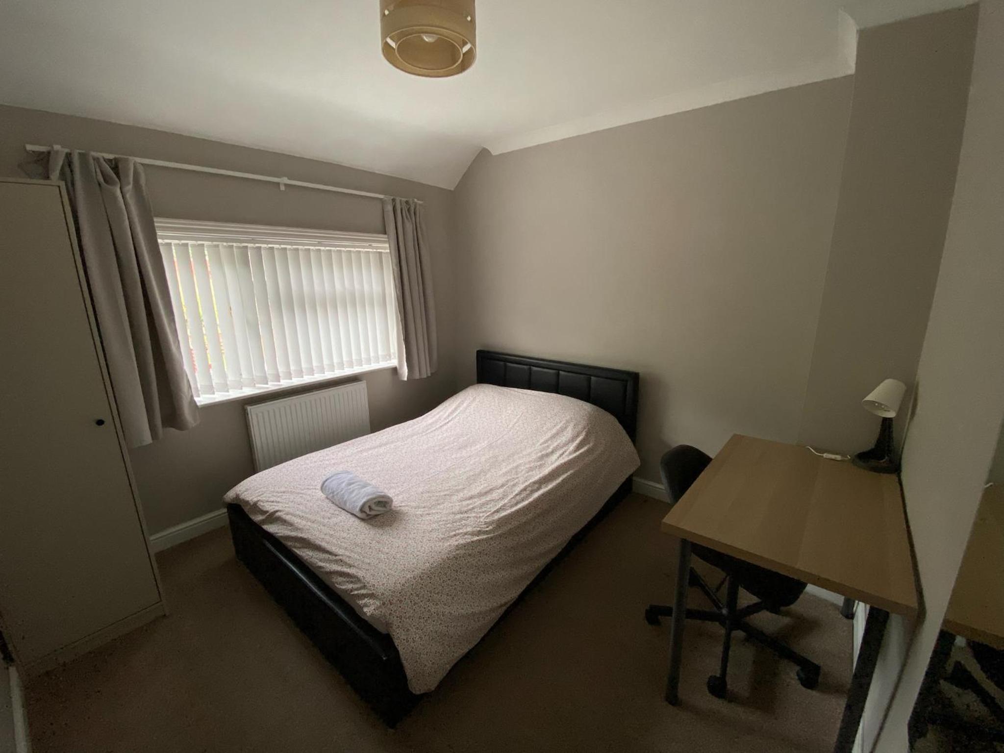 4 Bedroom Home, FREE Parking & Wi-Fi, Garden