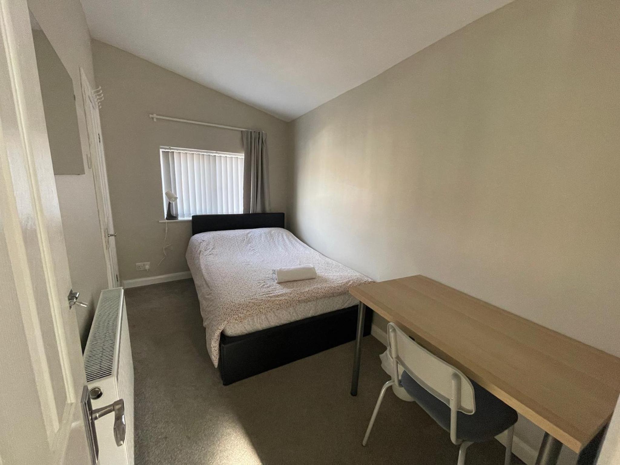4 Bedroom Home, FREE Parking & Wi-Fi, Garden