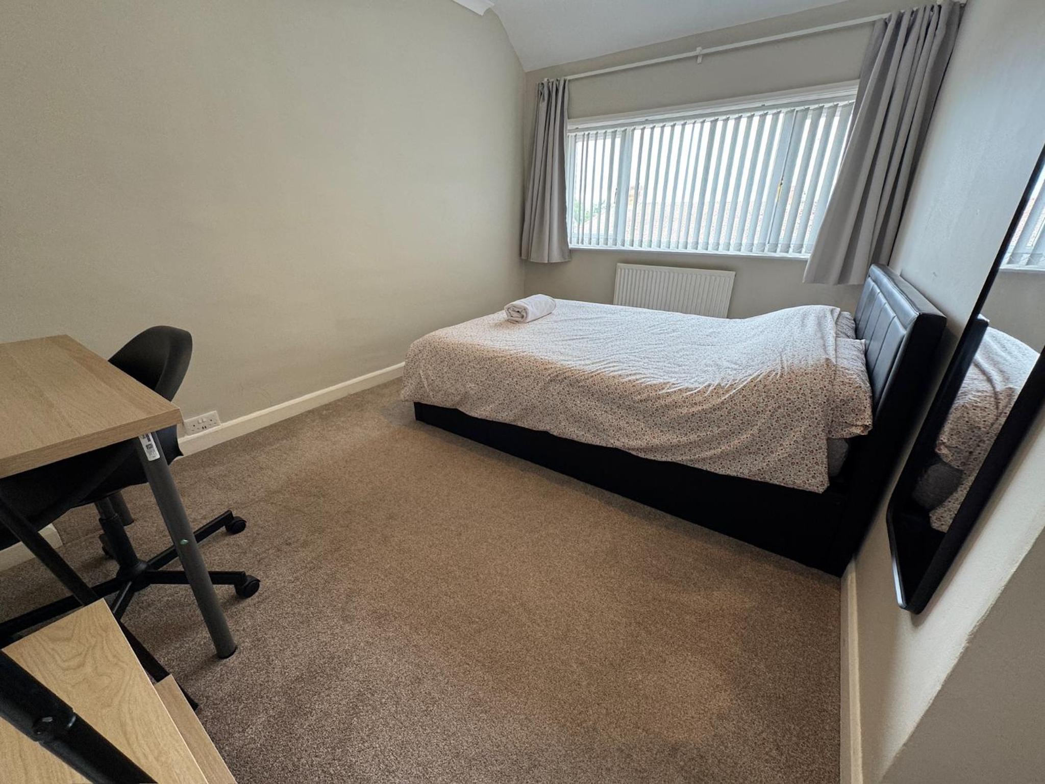 4 Bedroom Home, FREE Parking & Wi-Fi, Garden