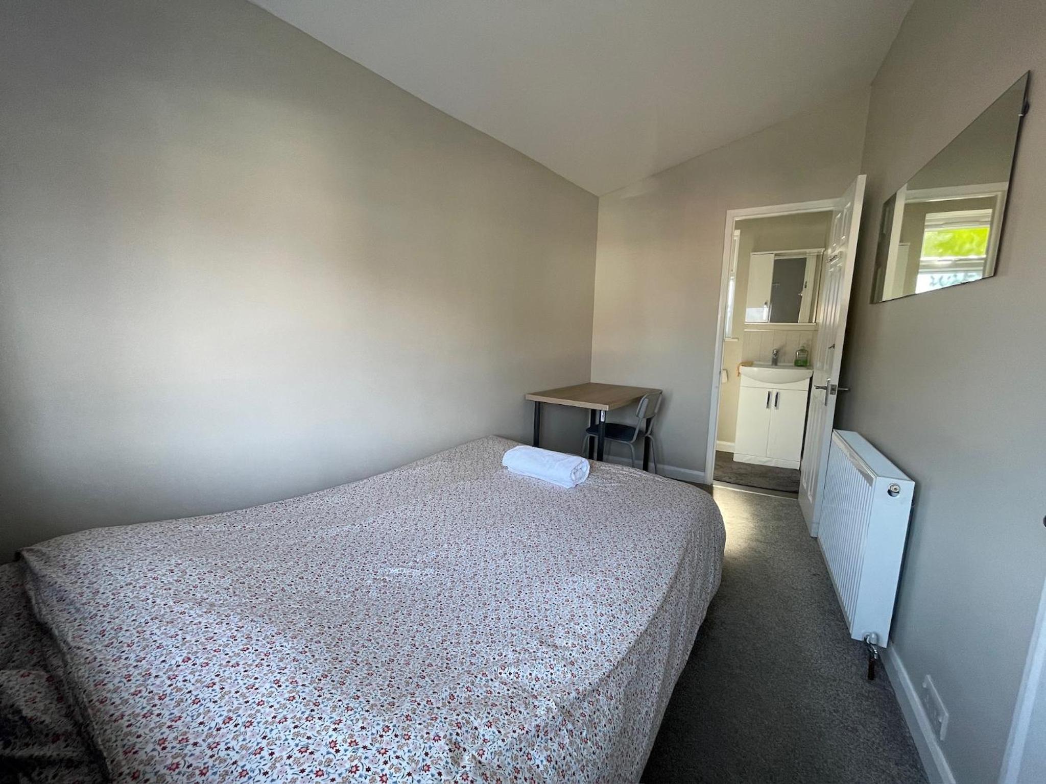 4 Bedroom Home, FREE Parking & Wi-Fi, Garden