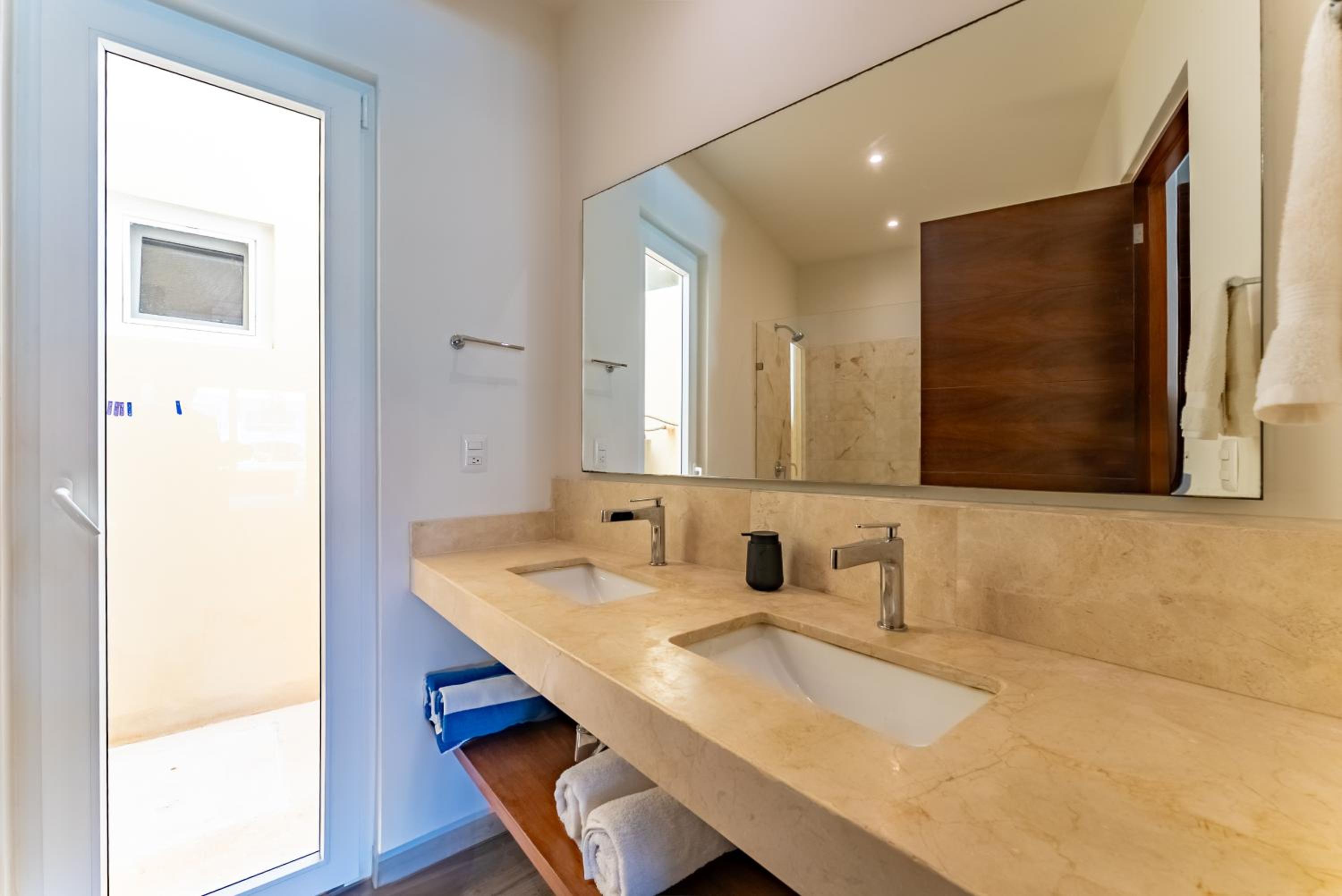 Lagoonfront Apartment with Pool and Beach Access