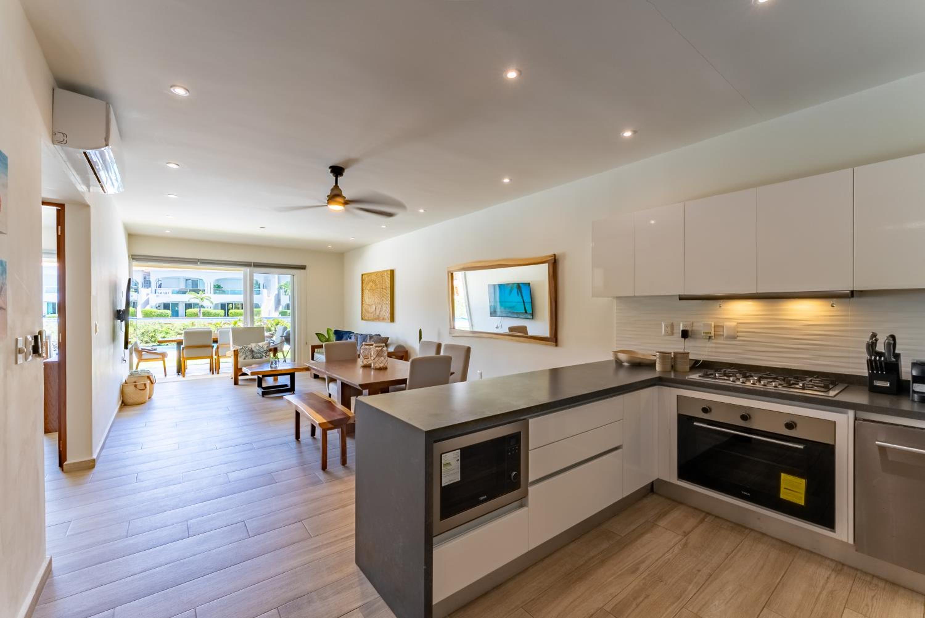 Lagoonfront Apartment with Pool and Beach Access