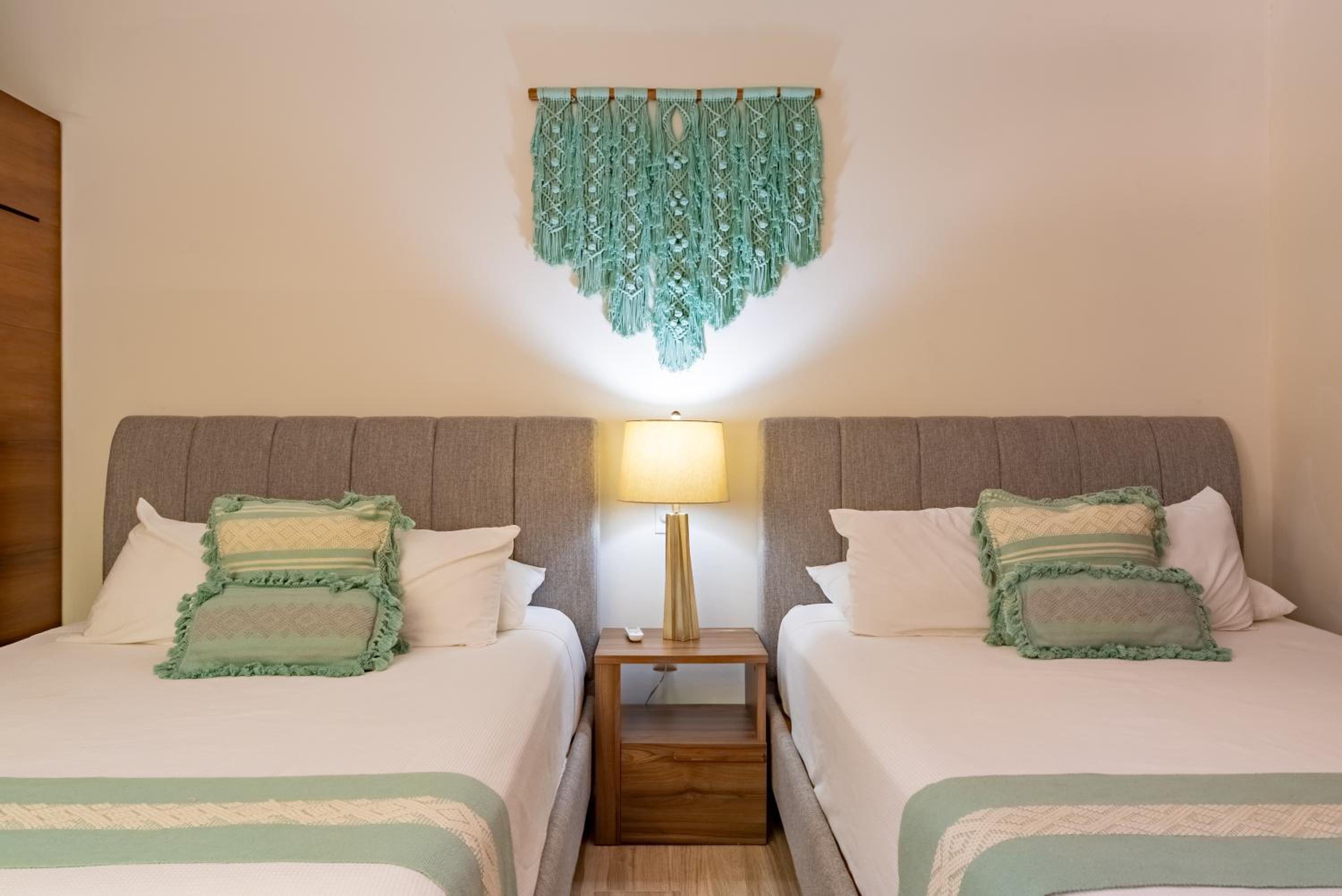 Lagoonfront Apartment with Pool and Beach Access