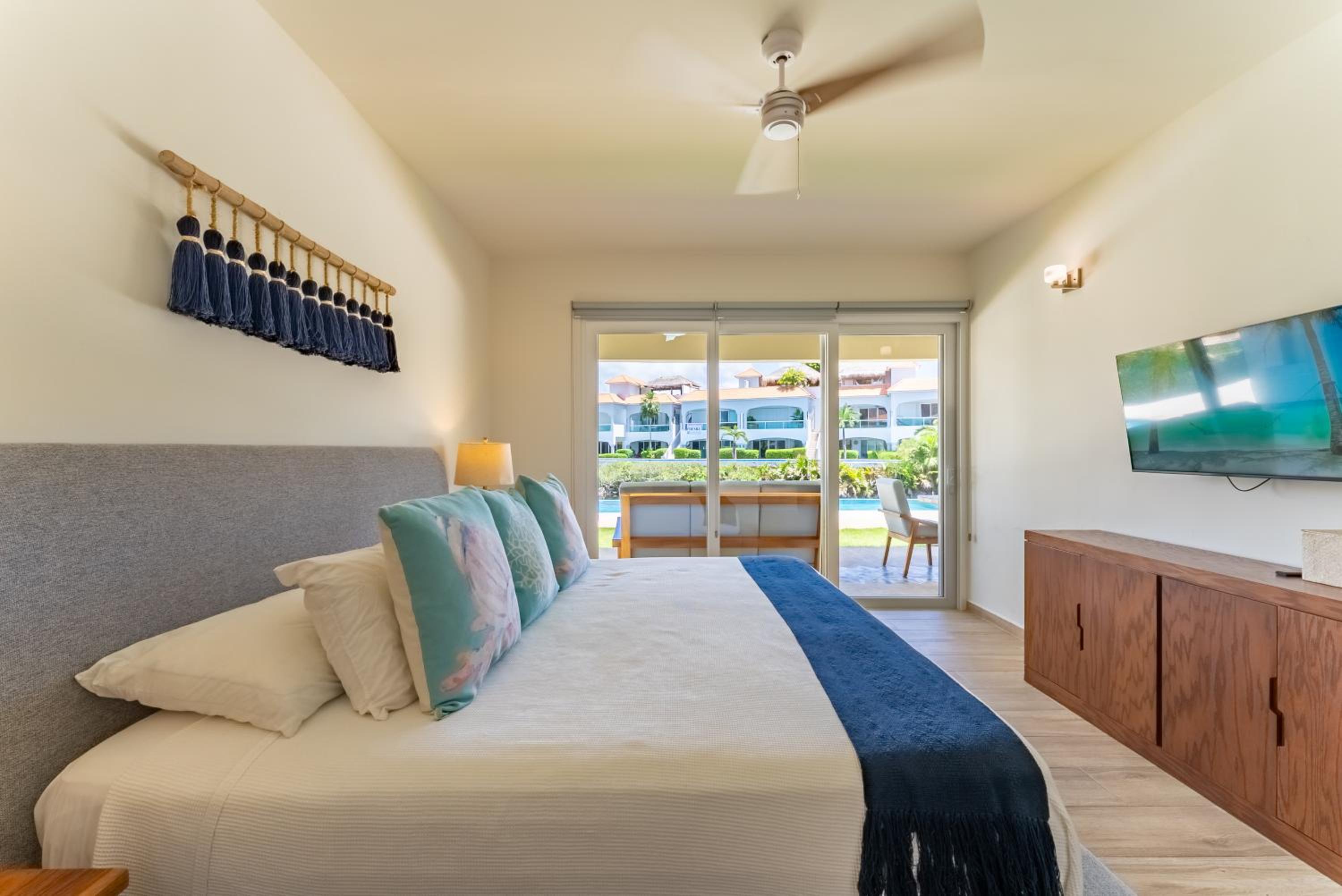 Lagoonfront Apartment with Pool and Beach Access
