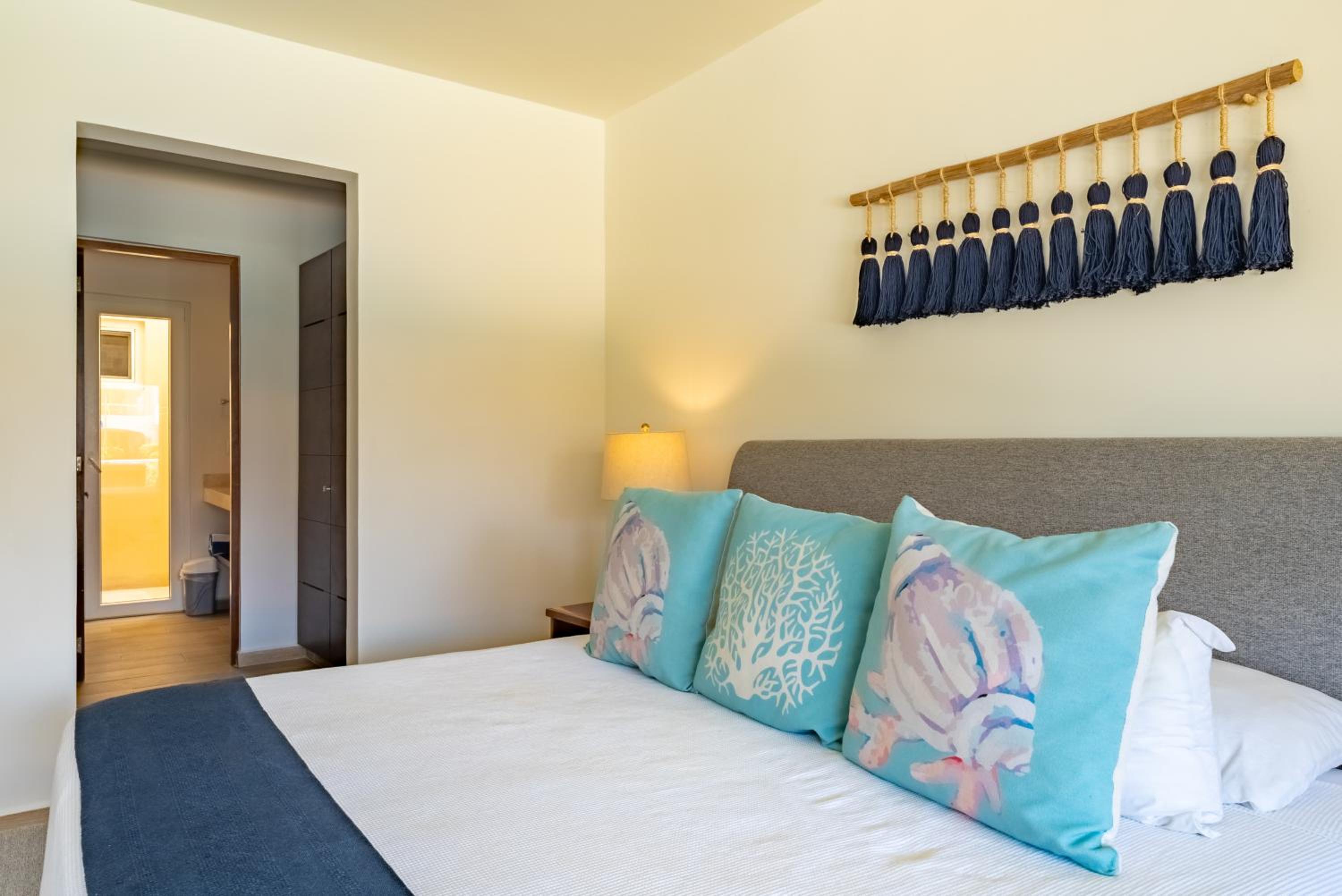 Lagoonfront Apartment with Pool and Beach Access