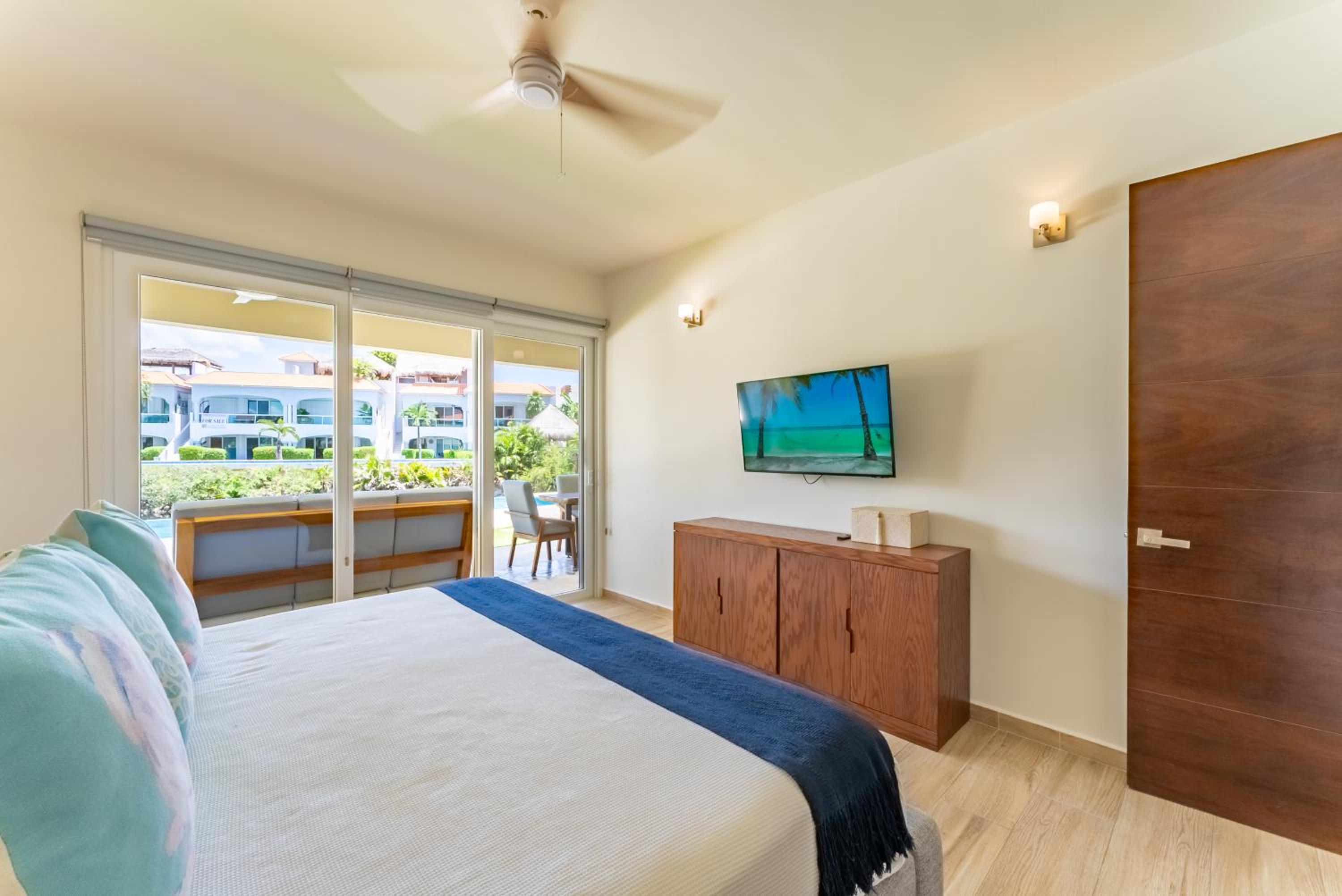 Lagoonfront Apartment with Pool and Beach Access