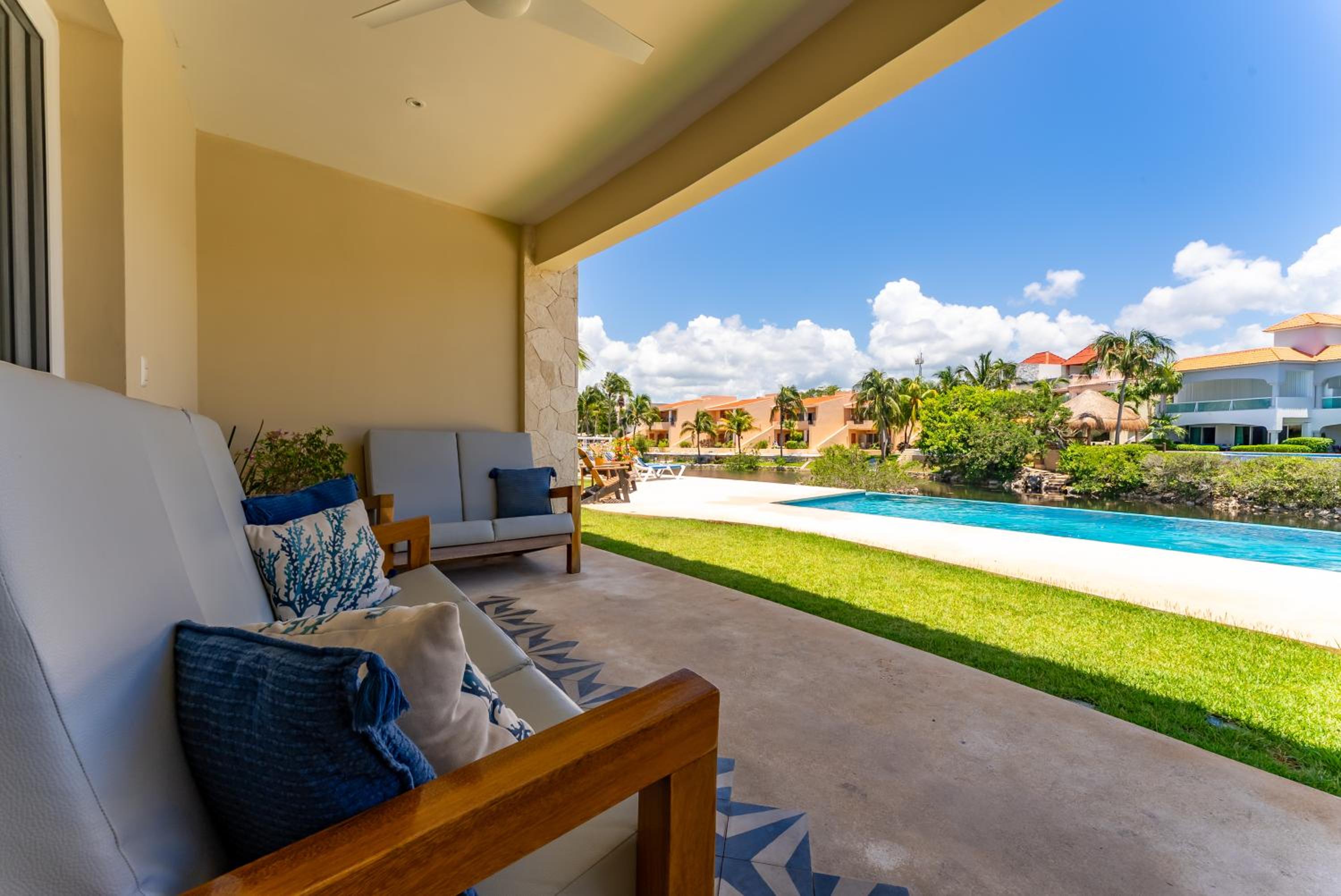 Lagoonfront Apartment with Pool and Beach Access