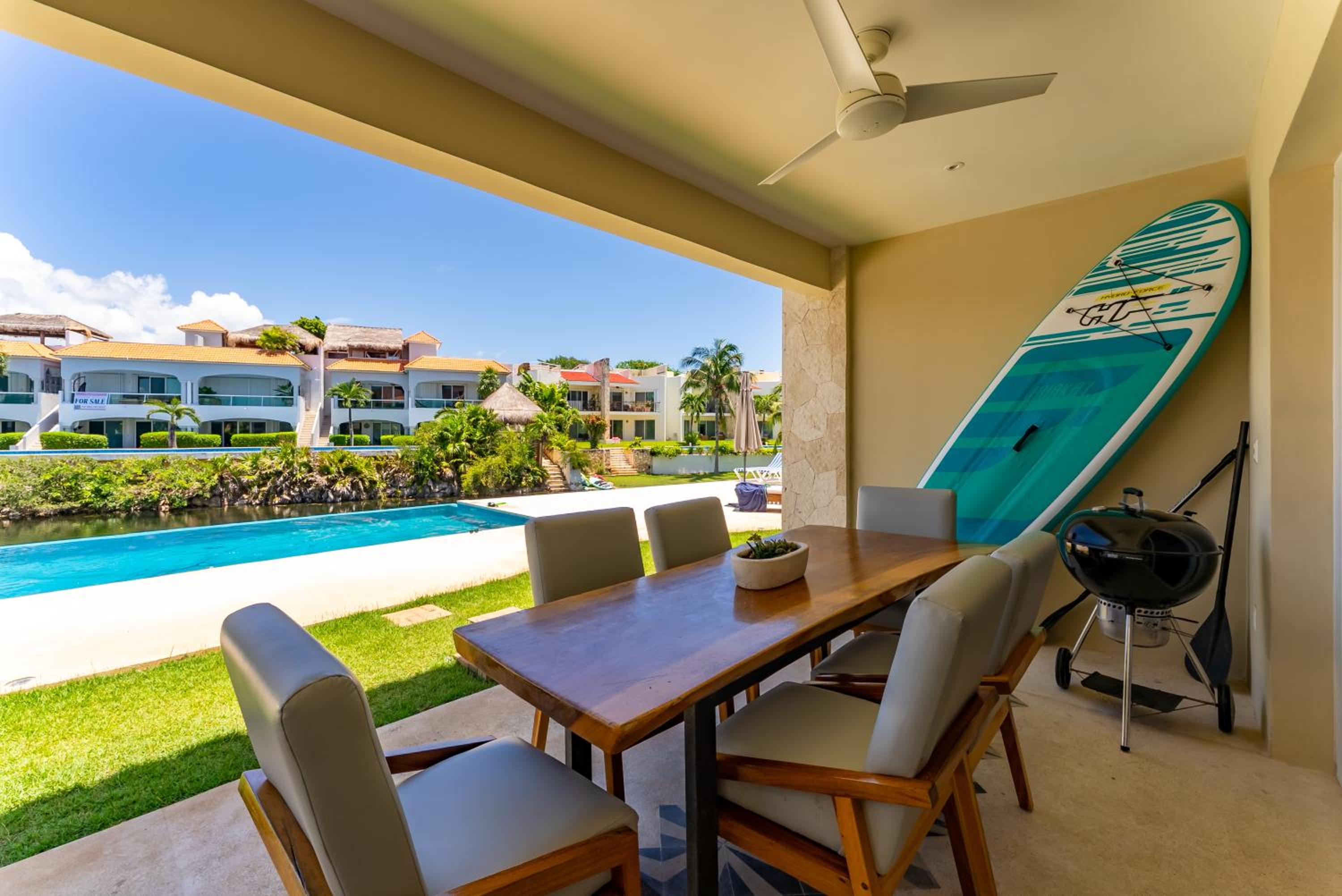 Lagoonfront Apartment with Pool and Beach Access