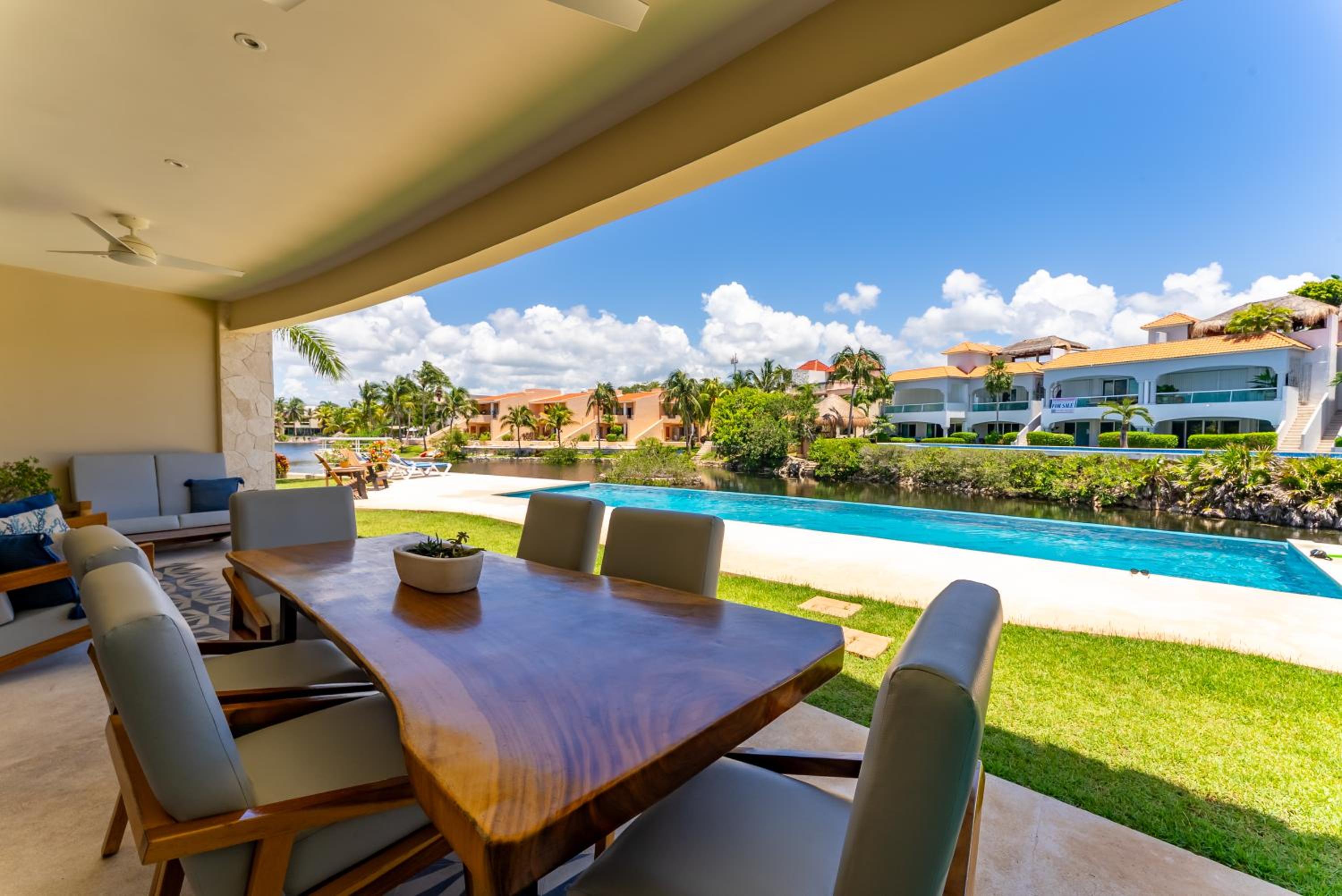 Lagoonfront Apartment with Pool and Beach Access