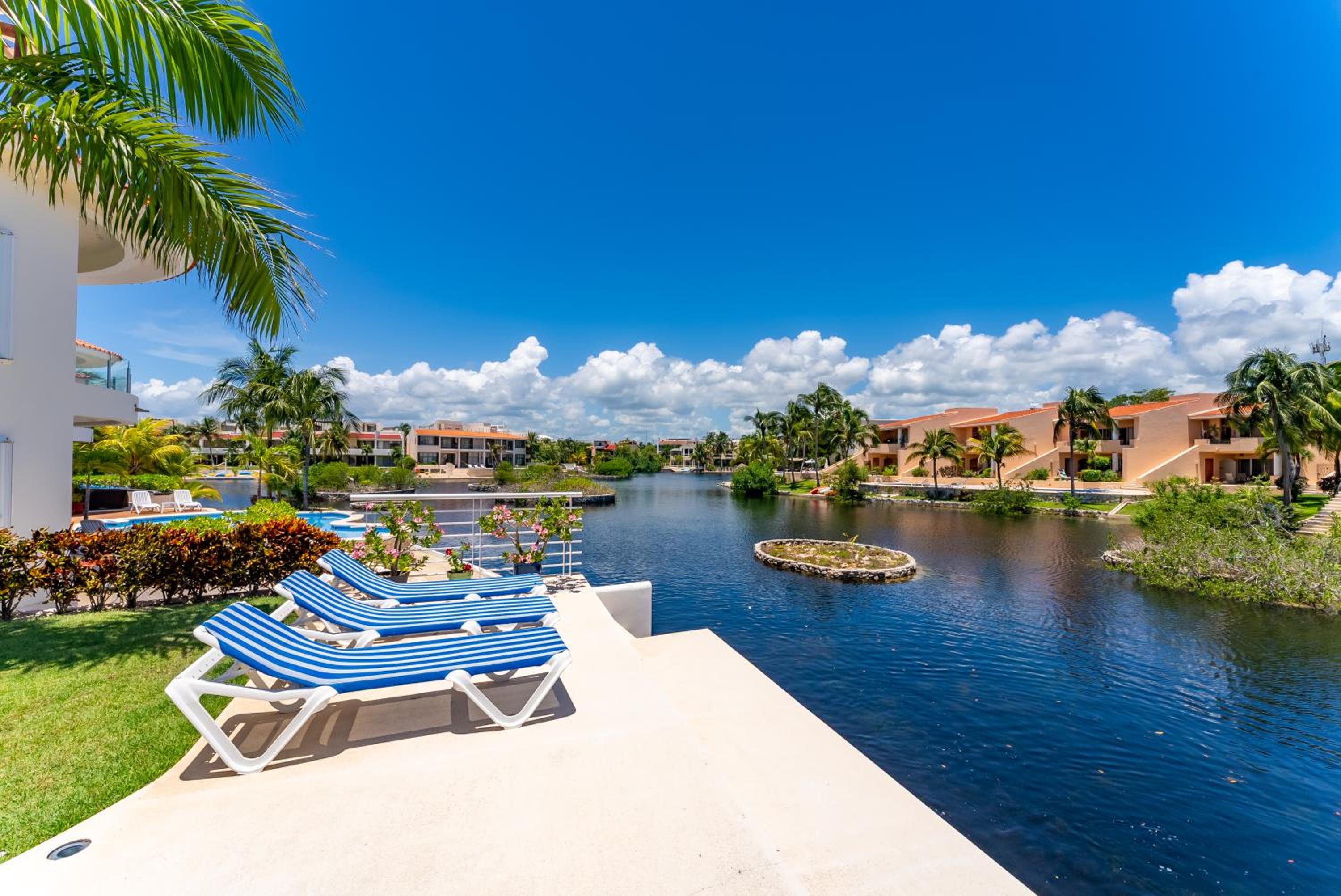 Lagoonfront Apartment with Pool and Beach Access