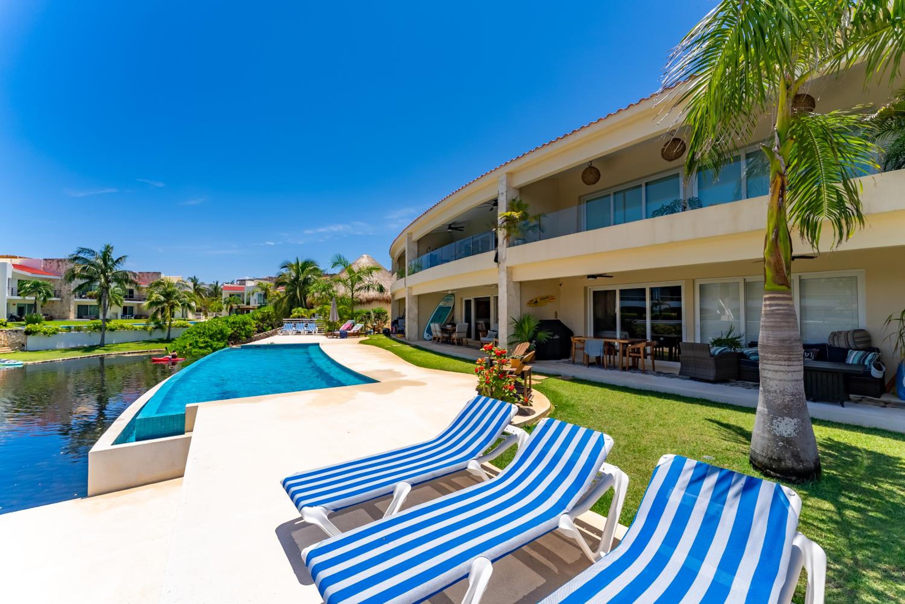 Lagoonfront Apartment with Pool and Beach Access