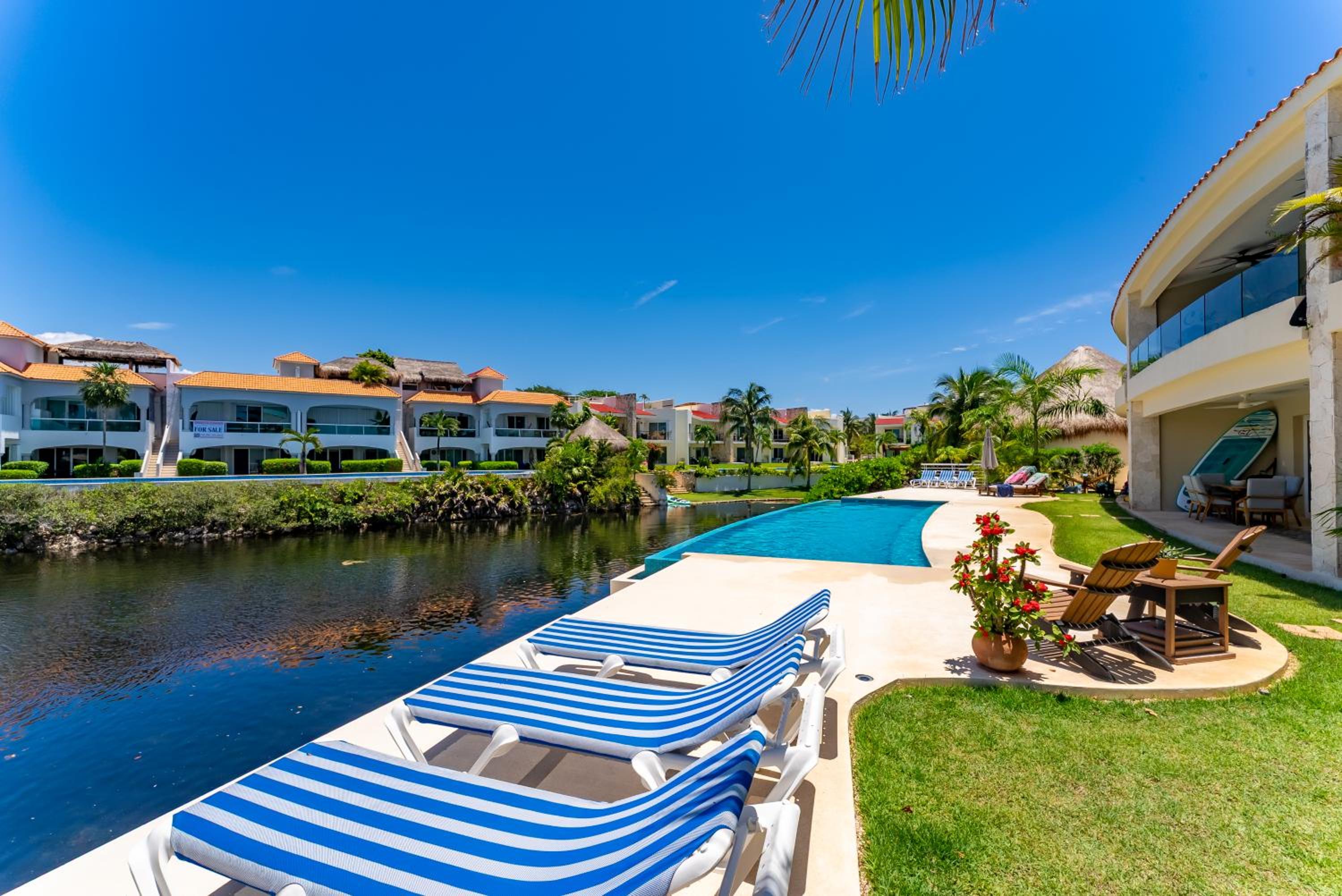 Lagoonfront Apartment with Pool and Beach Access