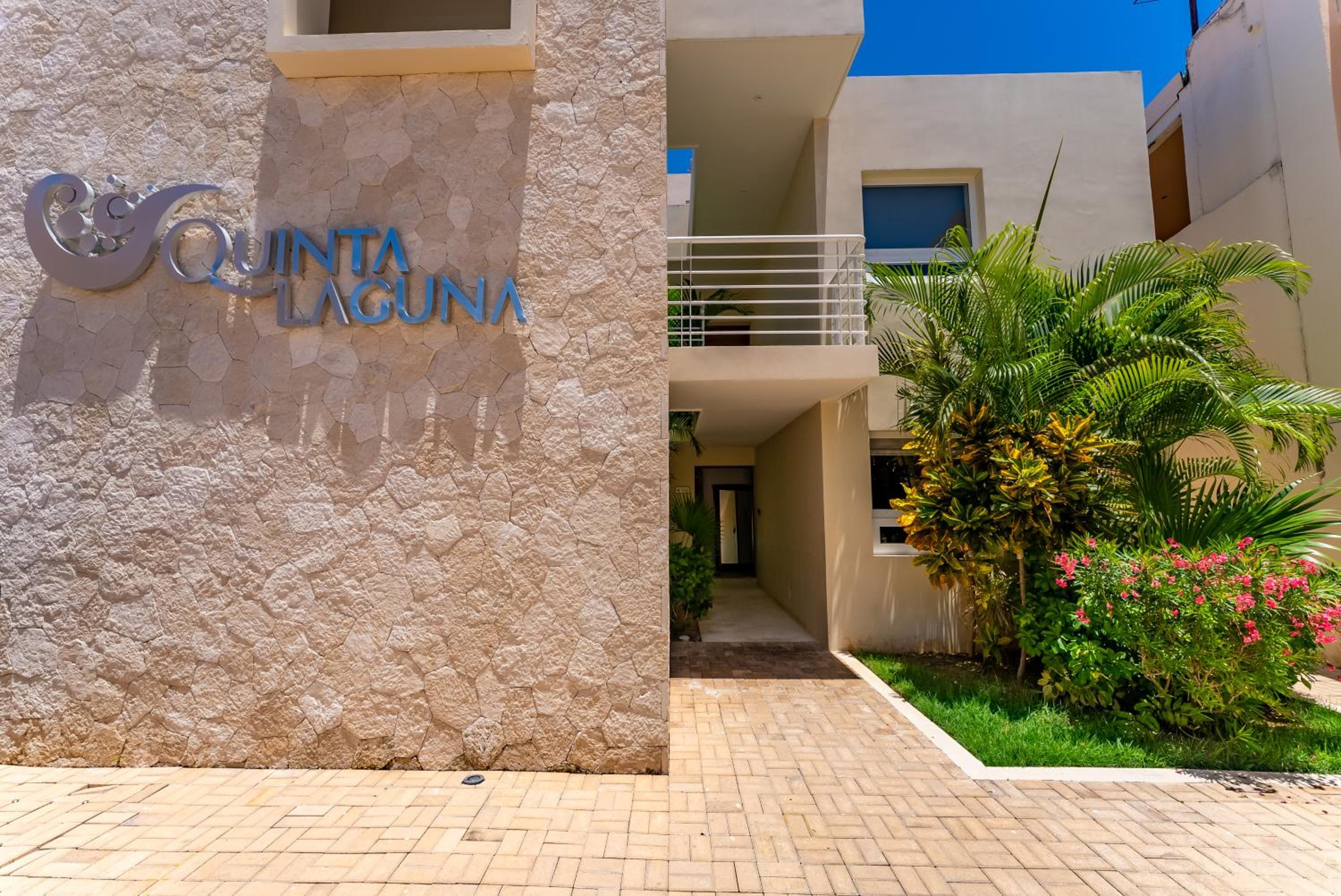 Lagoonfront Apartment with Pool and Beach Access