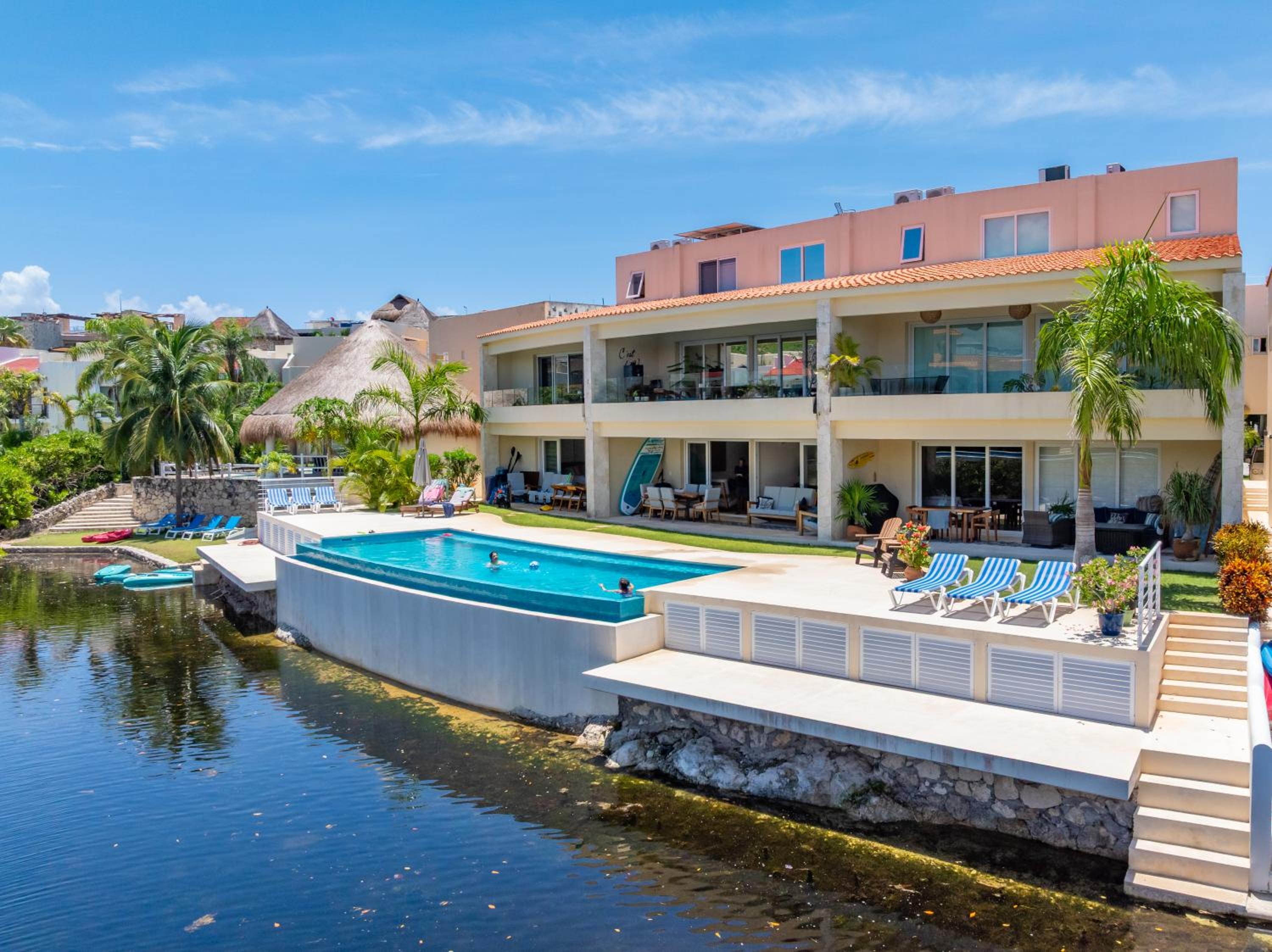 Lagoonfront Apartment with Pool and Beach Access