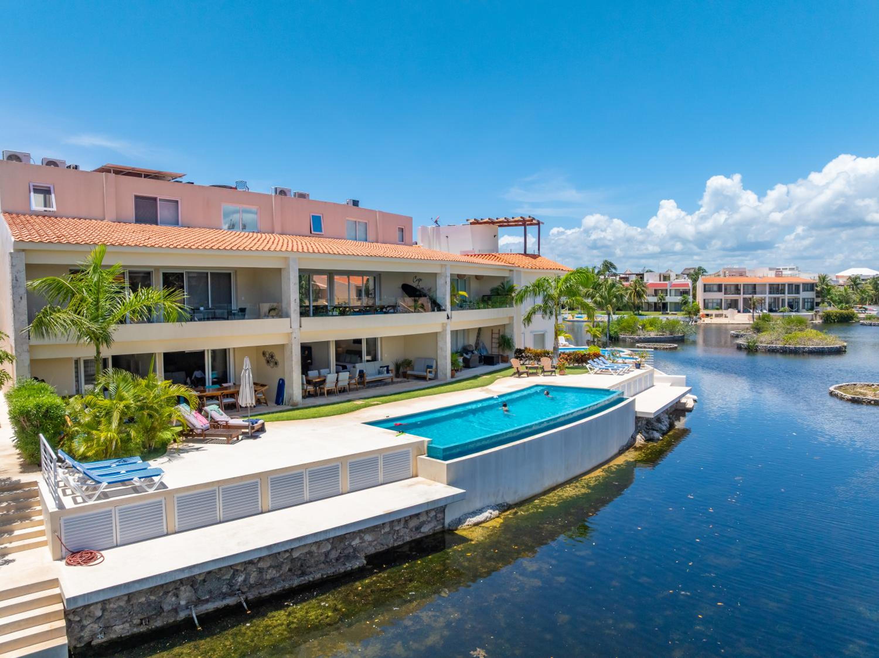 Lagoonfront Apartment with Pool and Beach Access