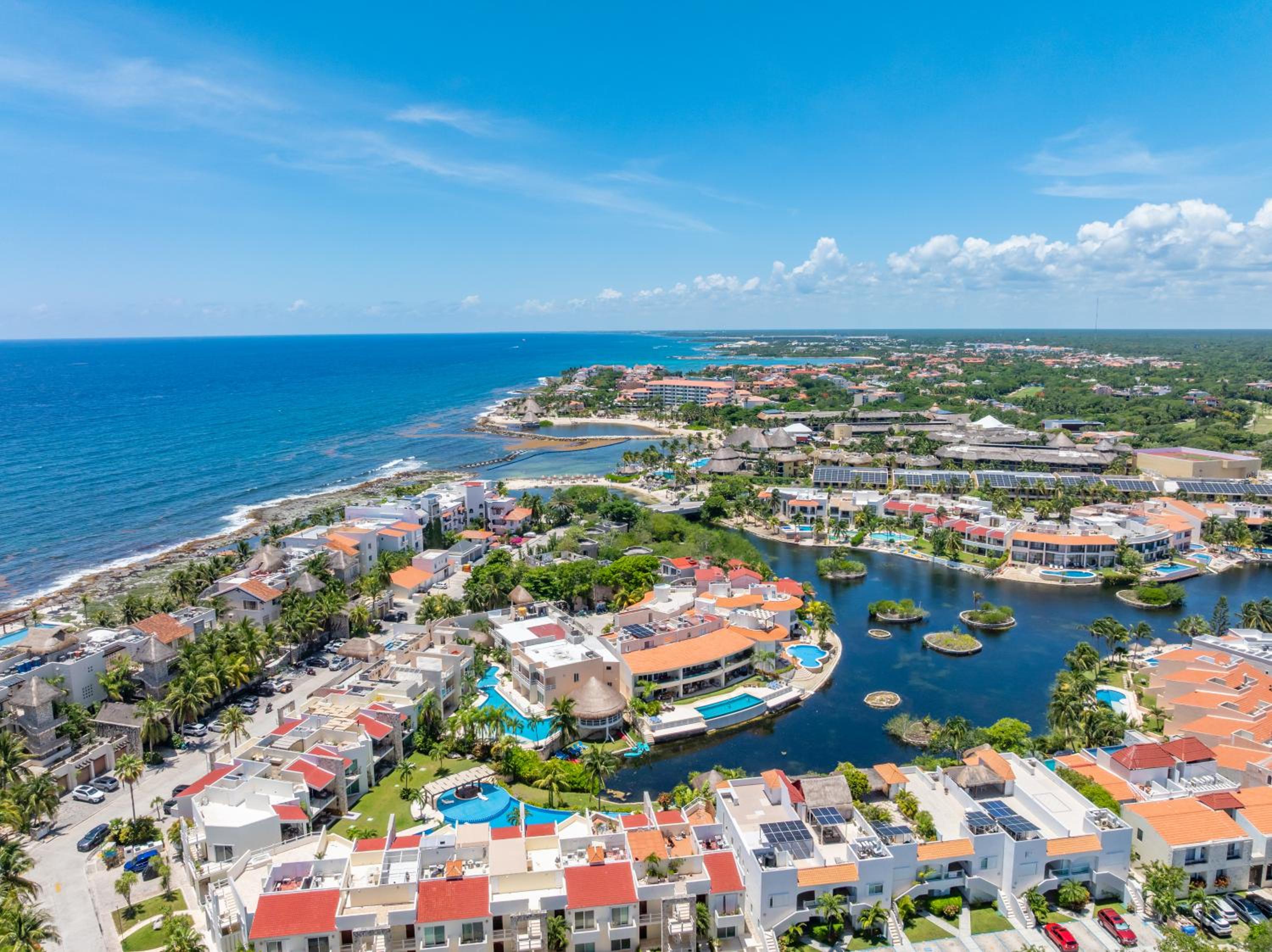 Lagoonfront Apartment with Pool and Beach Access