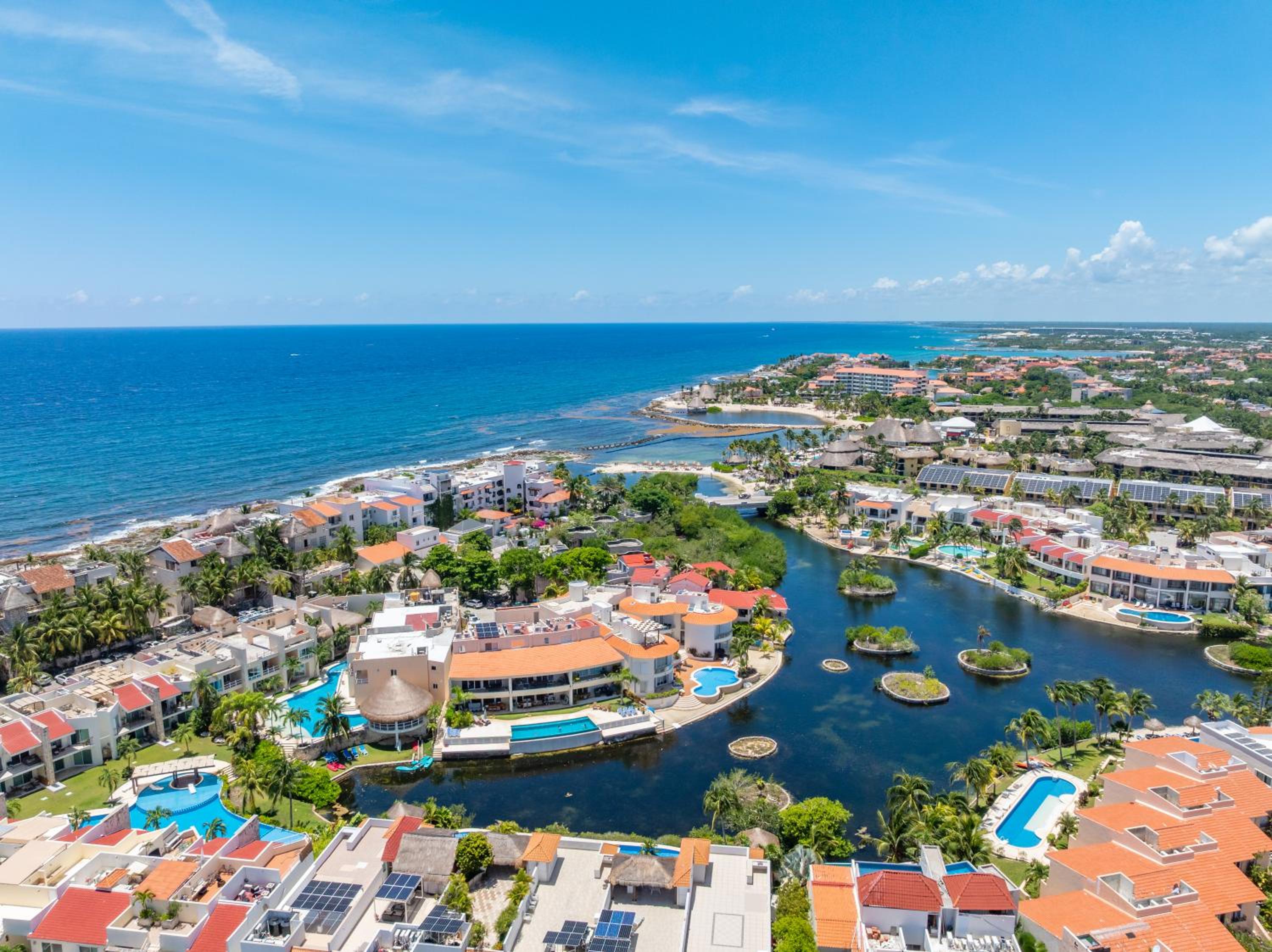 Lagoonfront Apartment with Pool and Beach Access